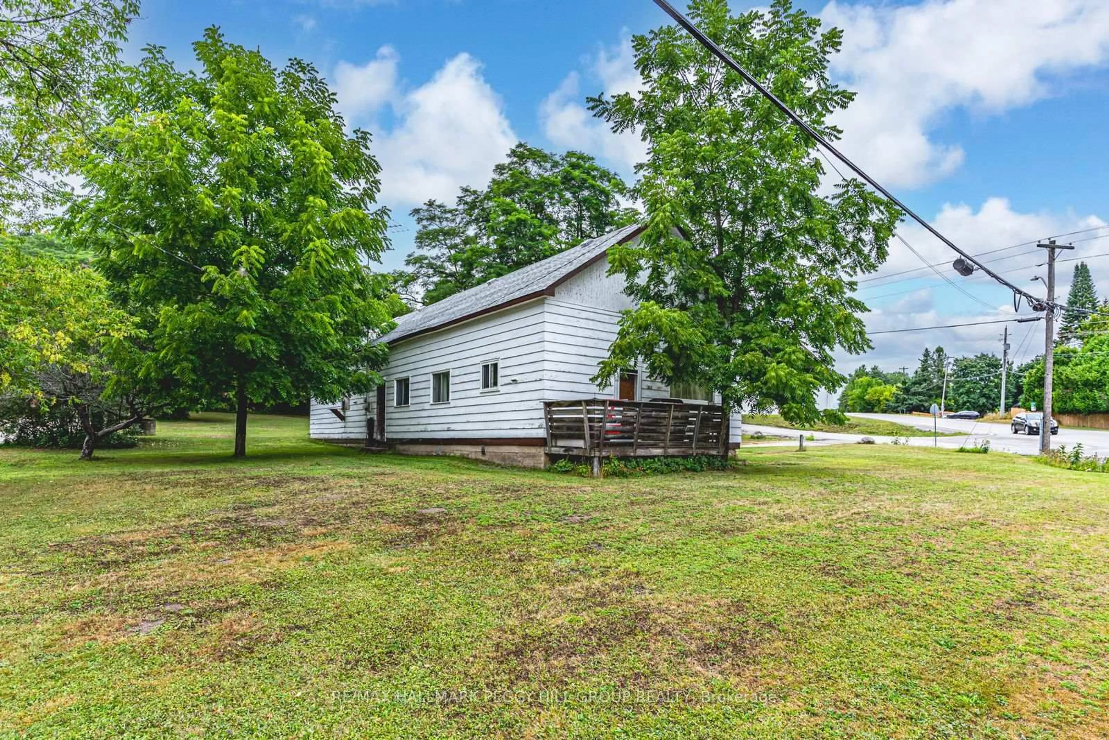 A pic from outside/outdoor area/front of a property/back of a property/a pic from drone, building for 332 Champlain Rd, Penetanguishene Ontario L9M 1S4