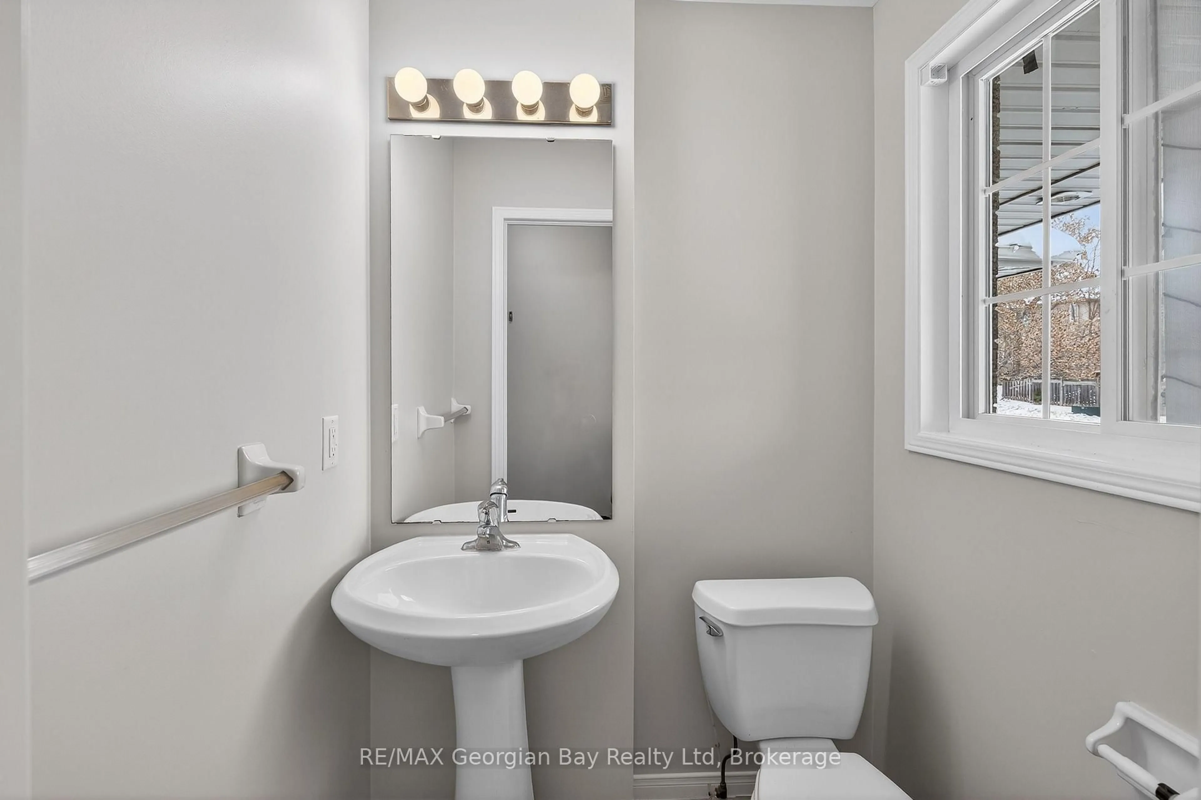 Standard bathroom, ceramic/tile floor for 836 Coral Springs Lane, Midland Ontario L4R 0A1