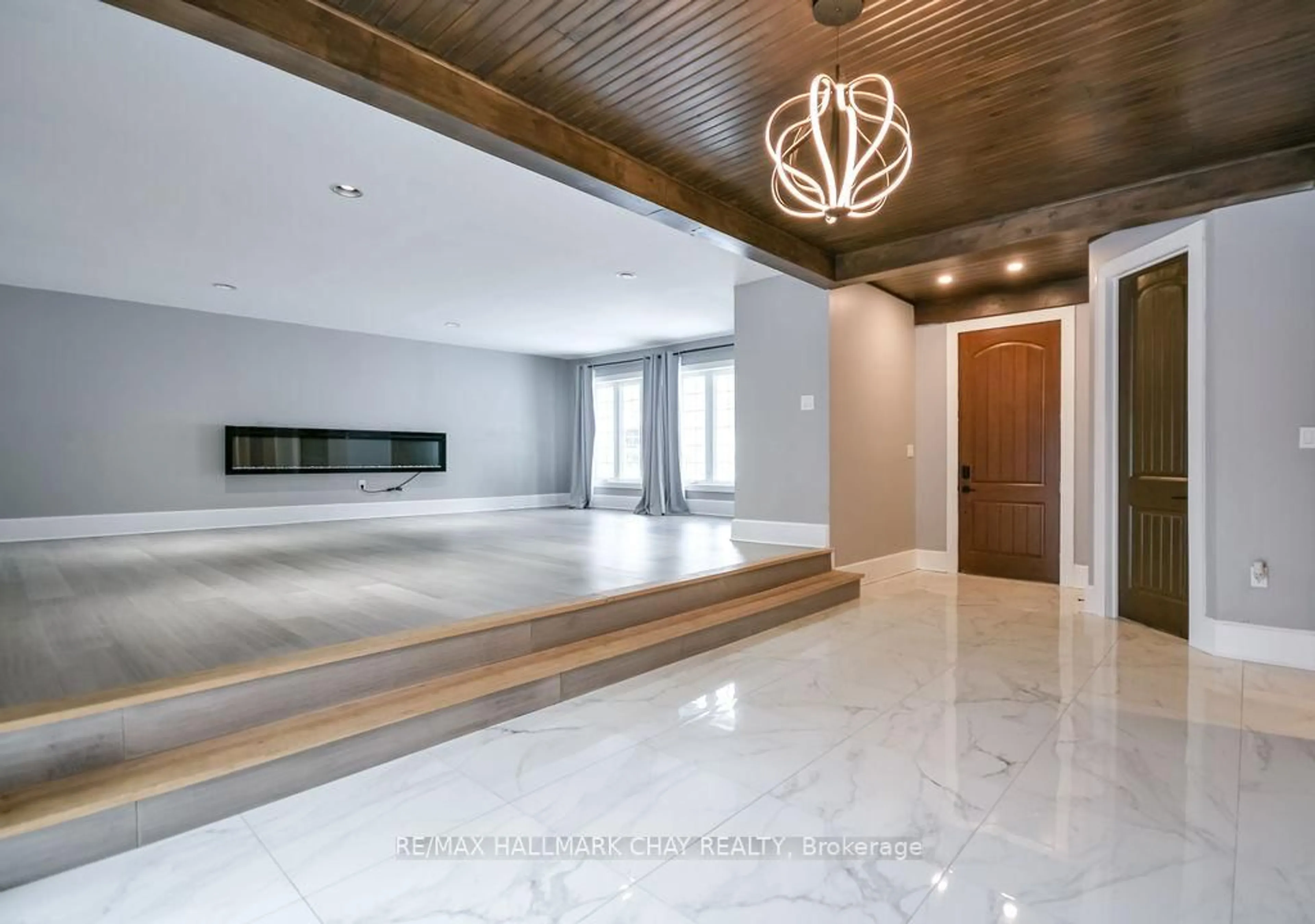 Indoor foyer for 1 Pine Spring Rd, Oro-Medonte Ontario L4M 4Y8