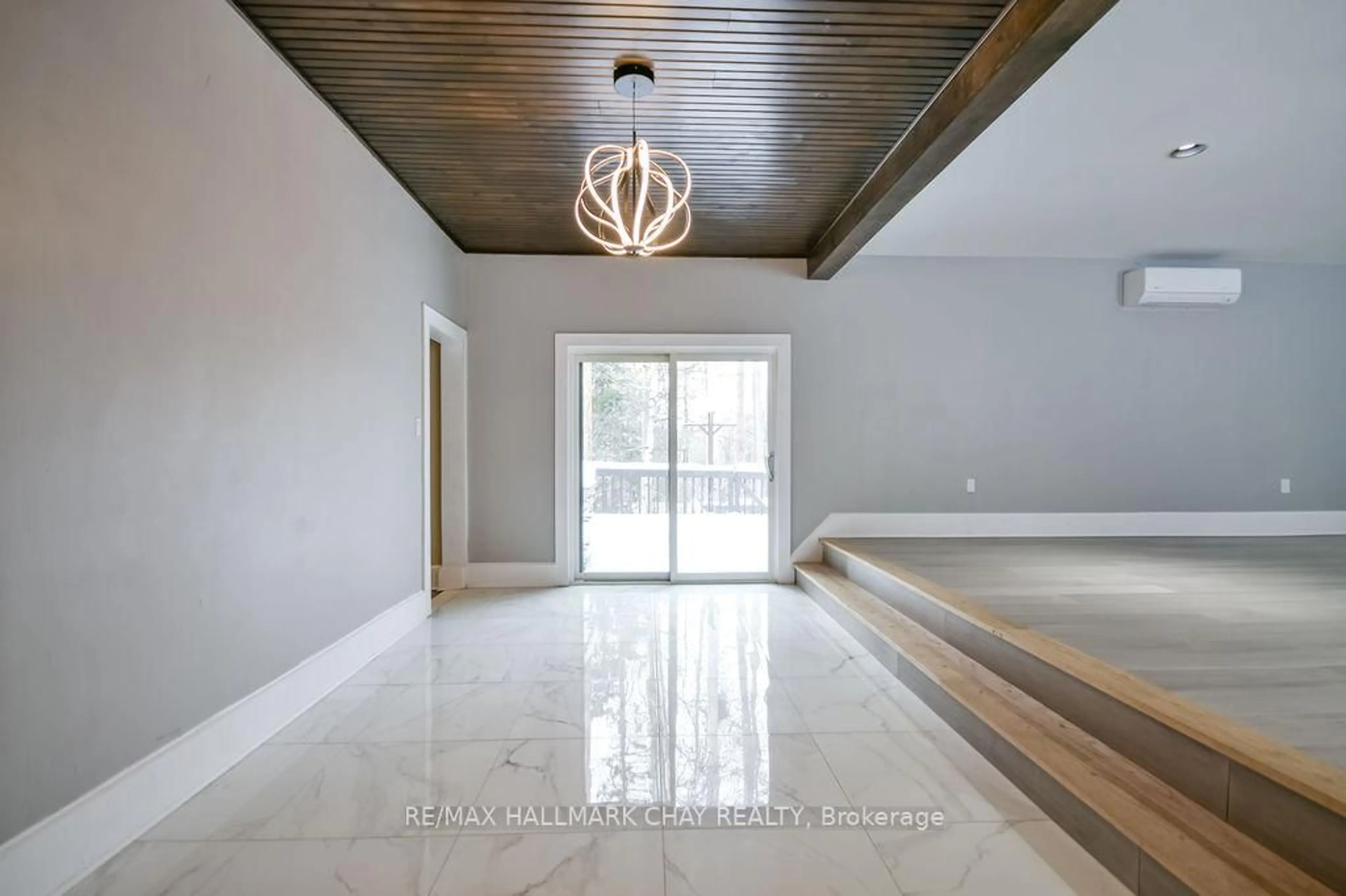 Indoor foyer for 1 Pine Spring Rd, Oro-Medonte Ontario L4M 4Y8