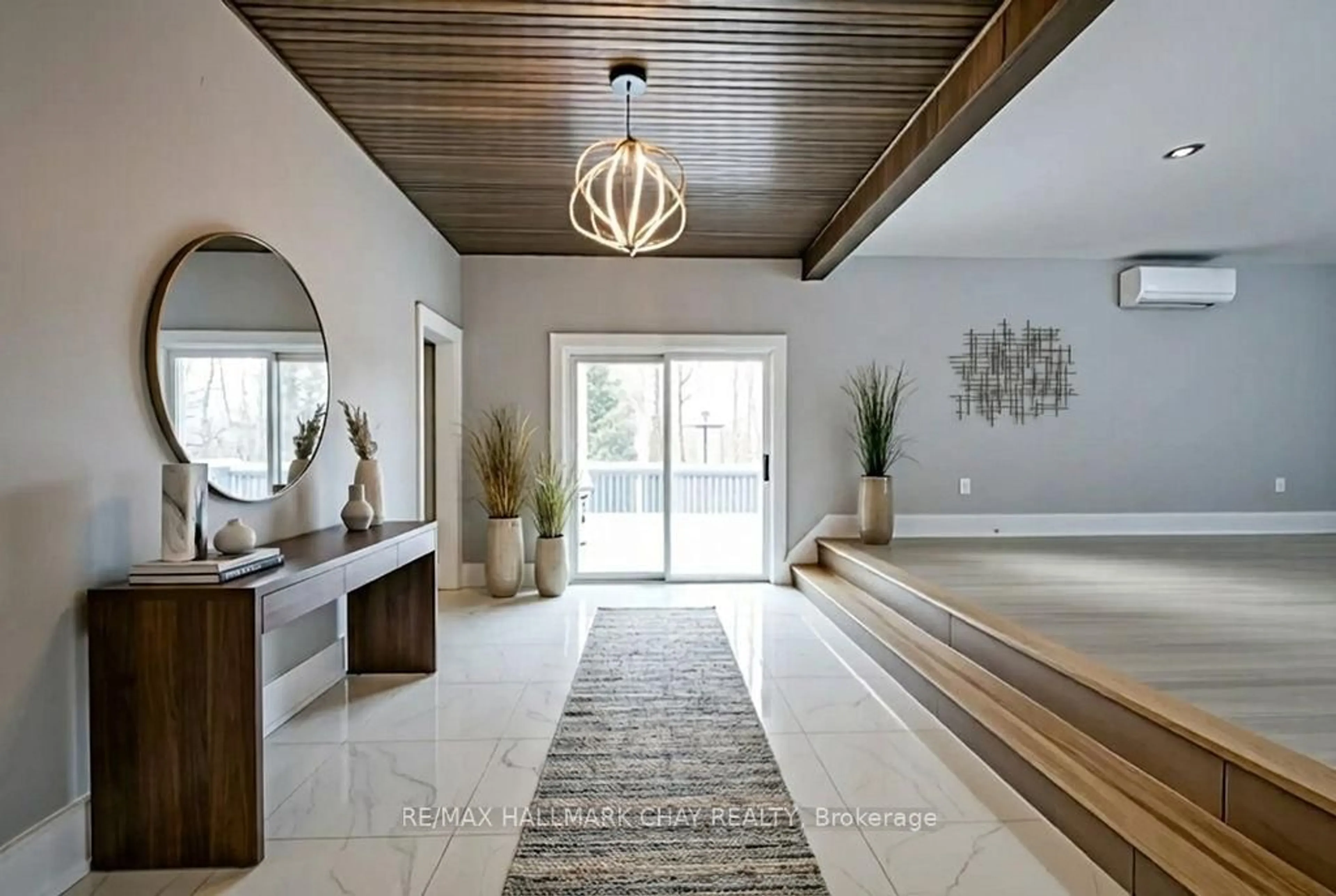 Indoor entryway for 1 Pine Spring Rd, Oro-Medonte Ontario L4M 4Y8