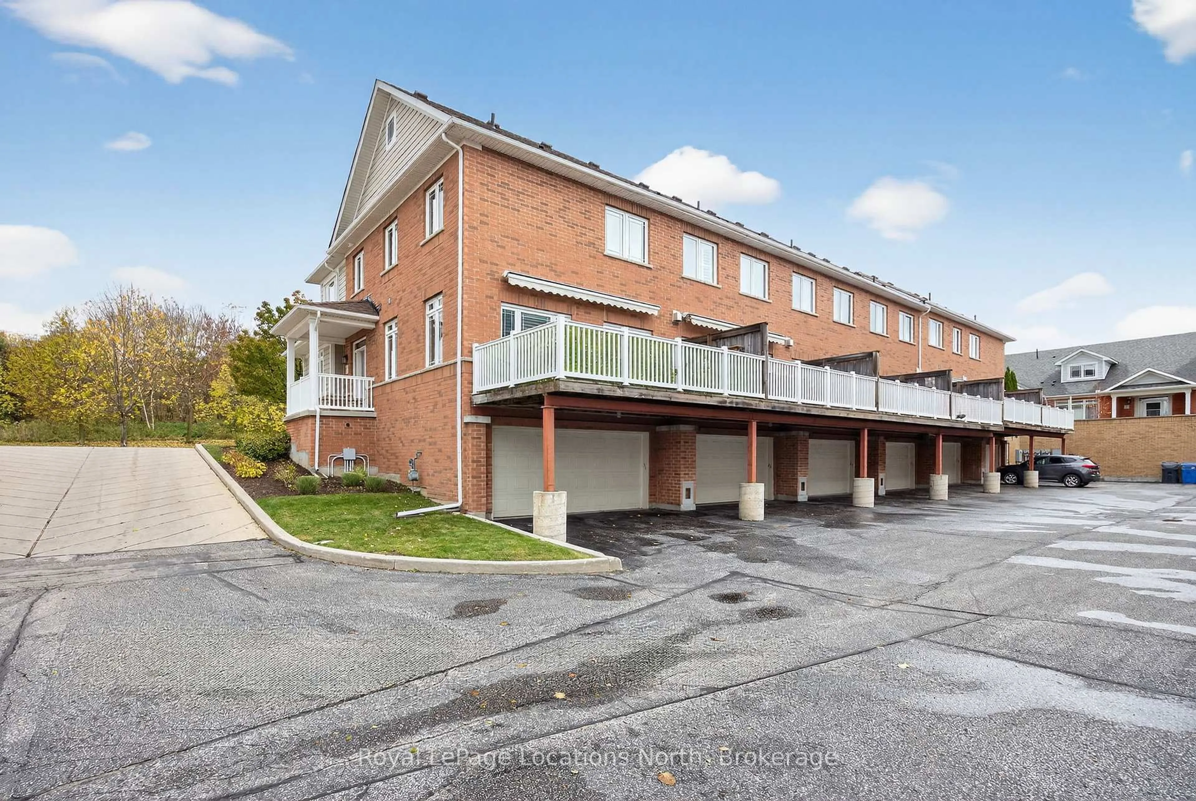 Patio, street for 31 North Maple St, Collingwood Ontario L9Y 0J8