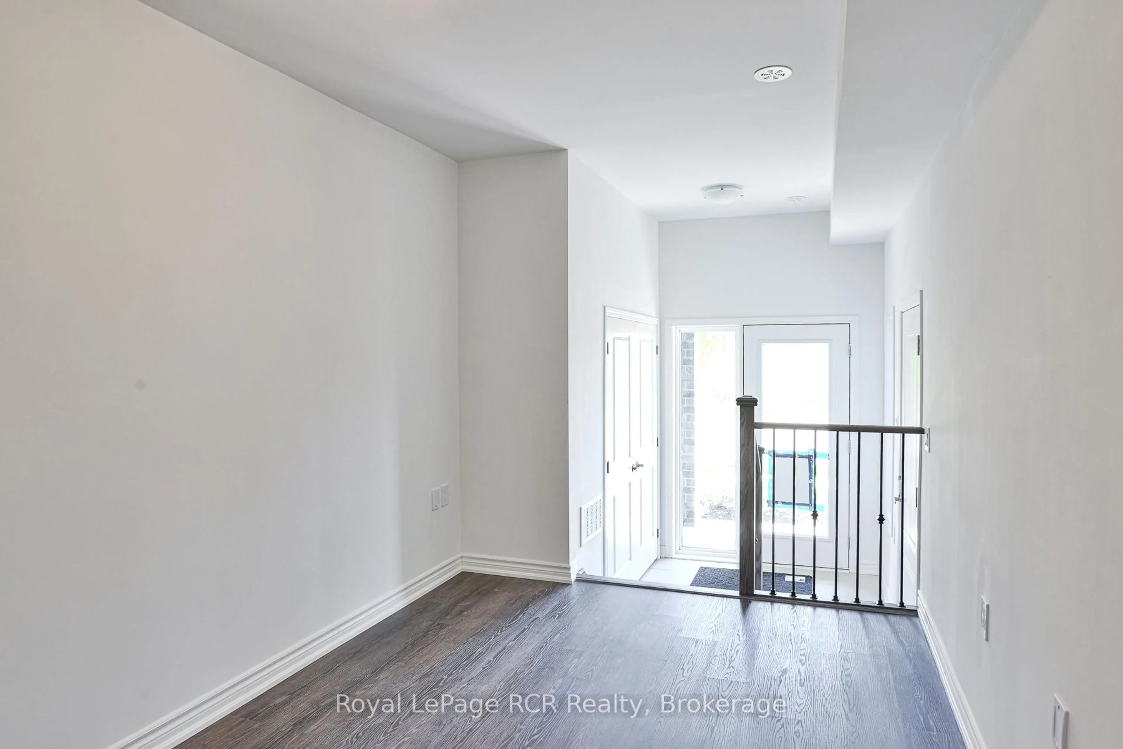 Indoor entryway for 150 Elgin St, Orillia Ontario L3V 8P7