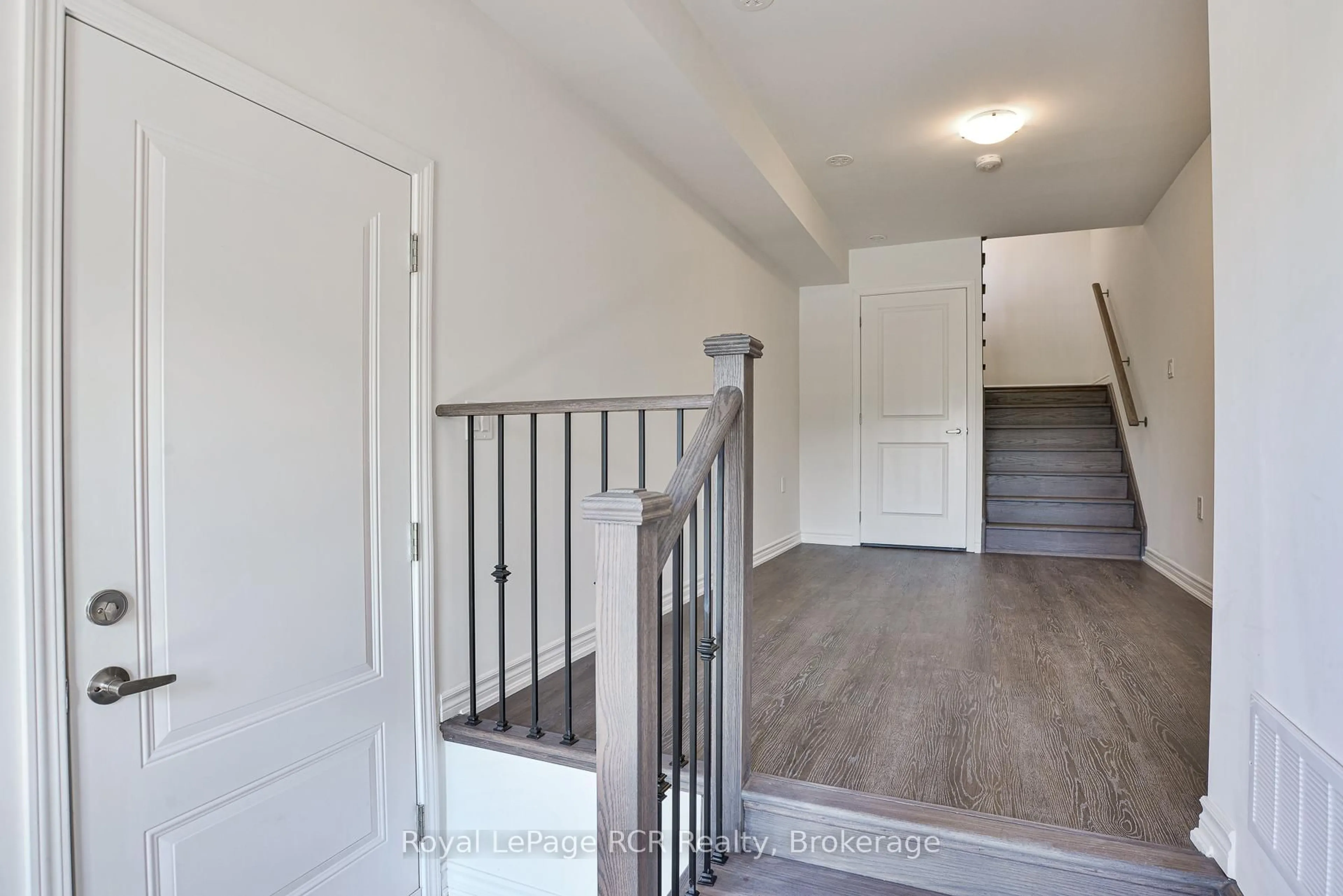 Indoor entryway for 150 Elgin St, Orillia Ontario L3V 8P7