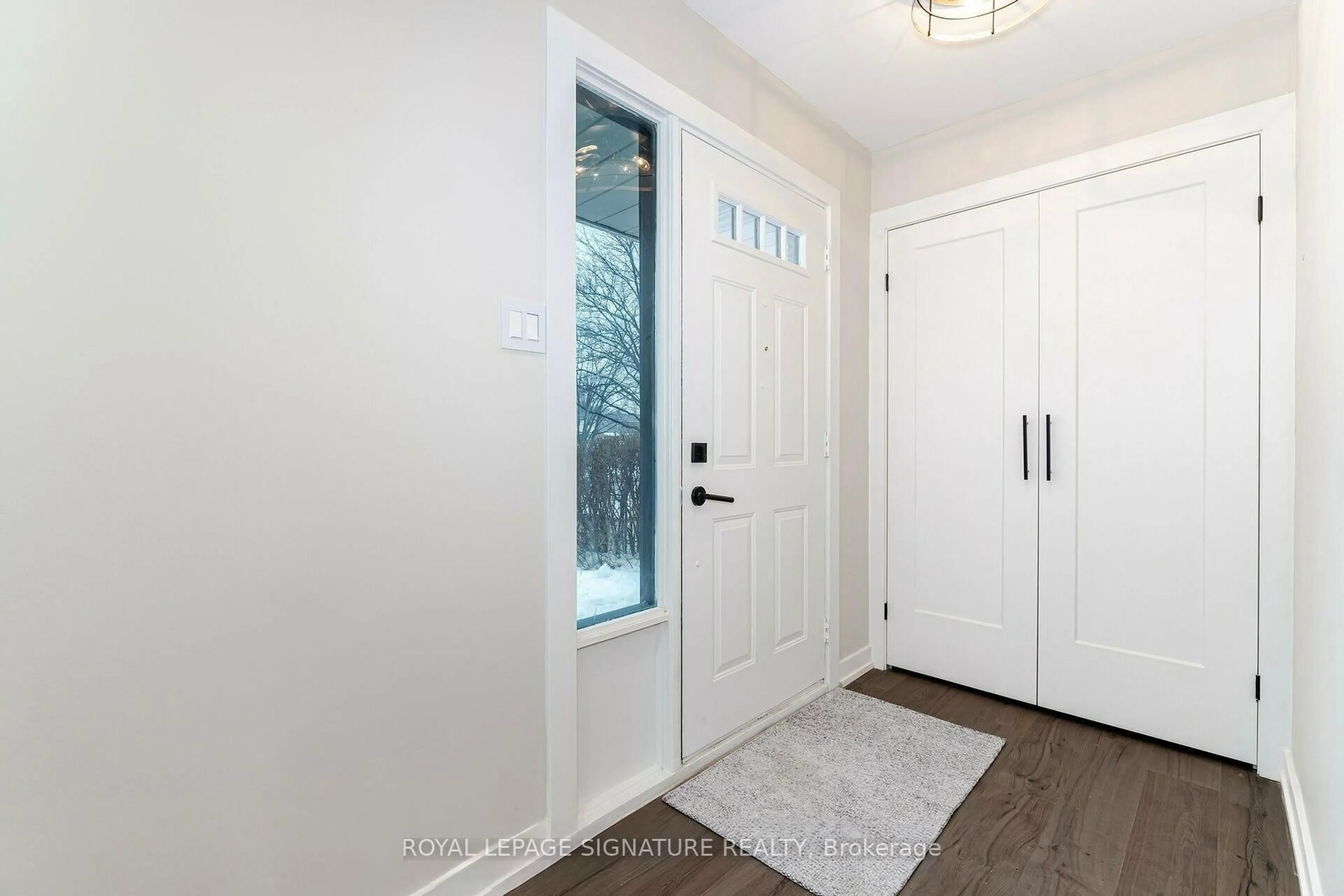 Indoor entryway for 453 Leacock Dr, Barrie Ontario L4N 4X6