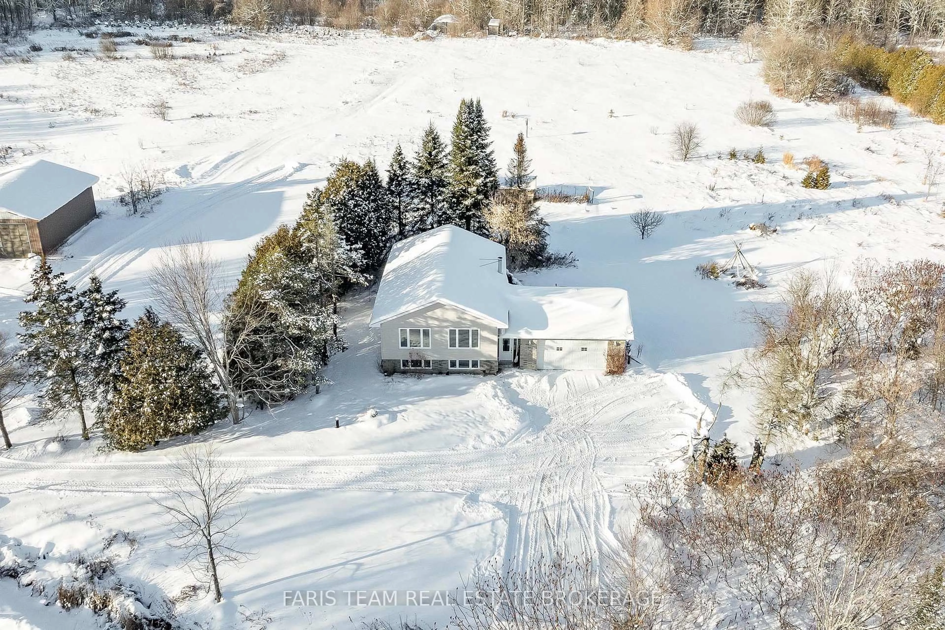 A pic from outside/outdoor area/front of a property/back of a property/a pic from drone, unknown for 3400 Reservoir Rd, Severn Ontario L0K 1E0
