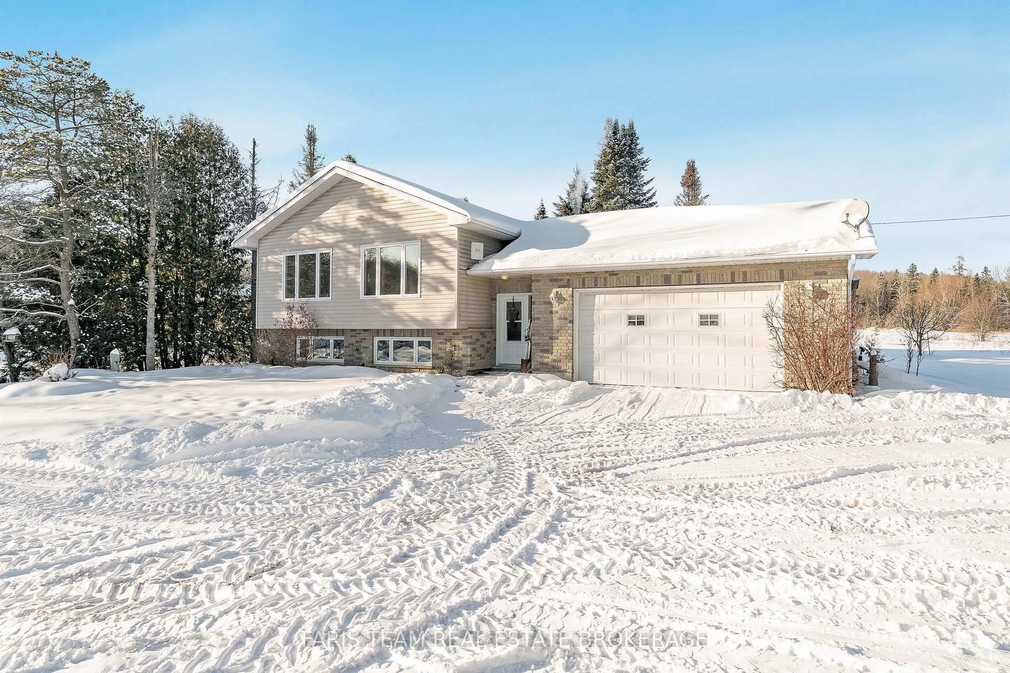 A pic from outside/outdoor area/front of a property/back of a property/a pic from drone, street for 3400 Reservoir Rd, Severn Ontario L0K 1E0