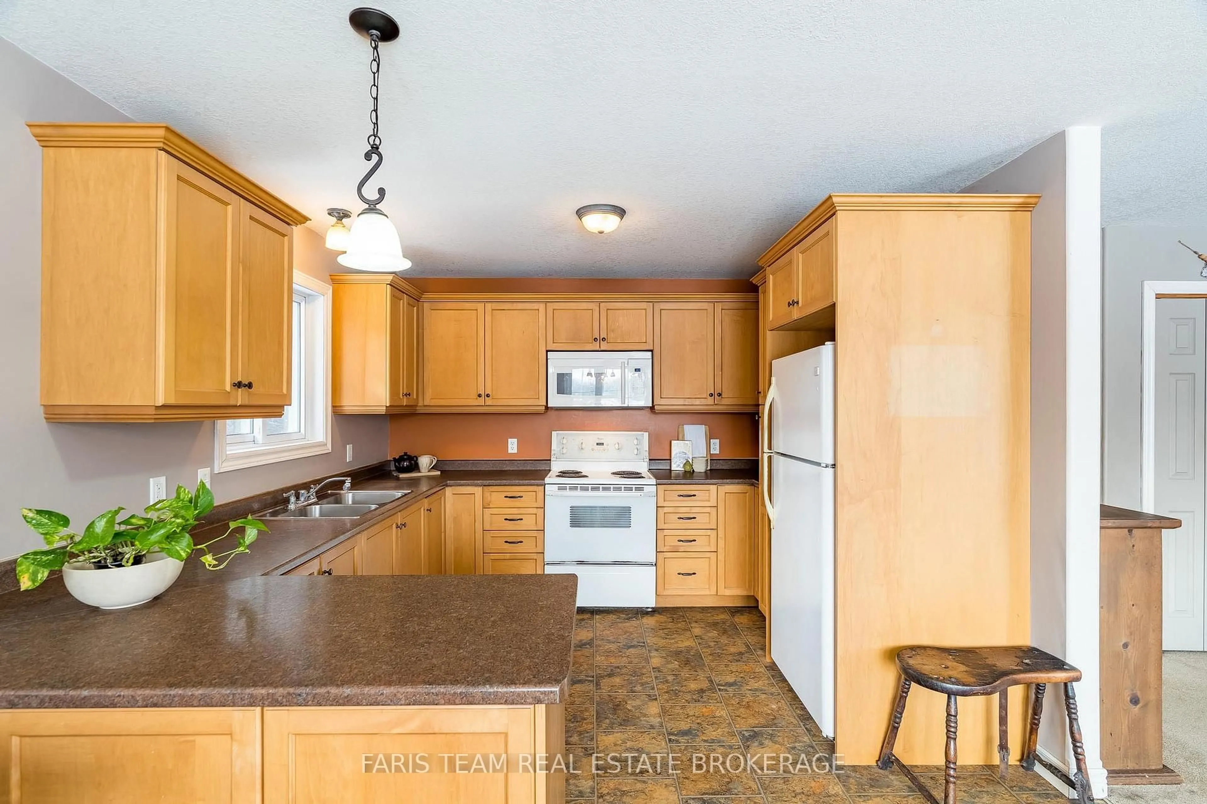 Standard kitchen, unknown for 3400 Reservoir Rd, Severn Ontario L0K 1E0