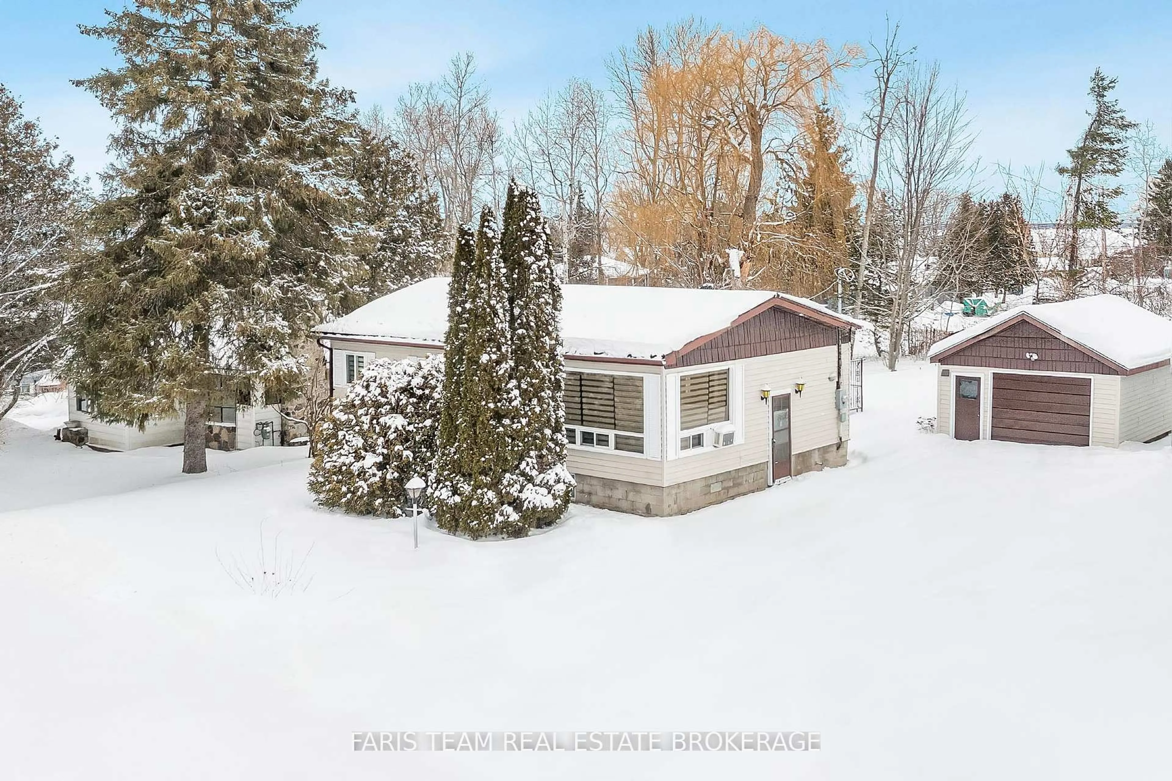 A pic from outside/outdoor area/front of a property/back of a property/a pic from drone, unknown for 137 1st Ave, Tay Ontario L0K 1R0