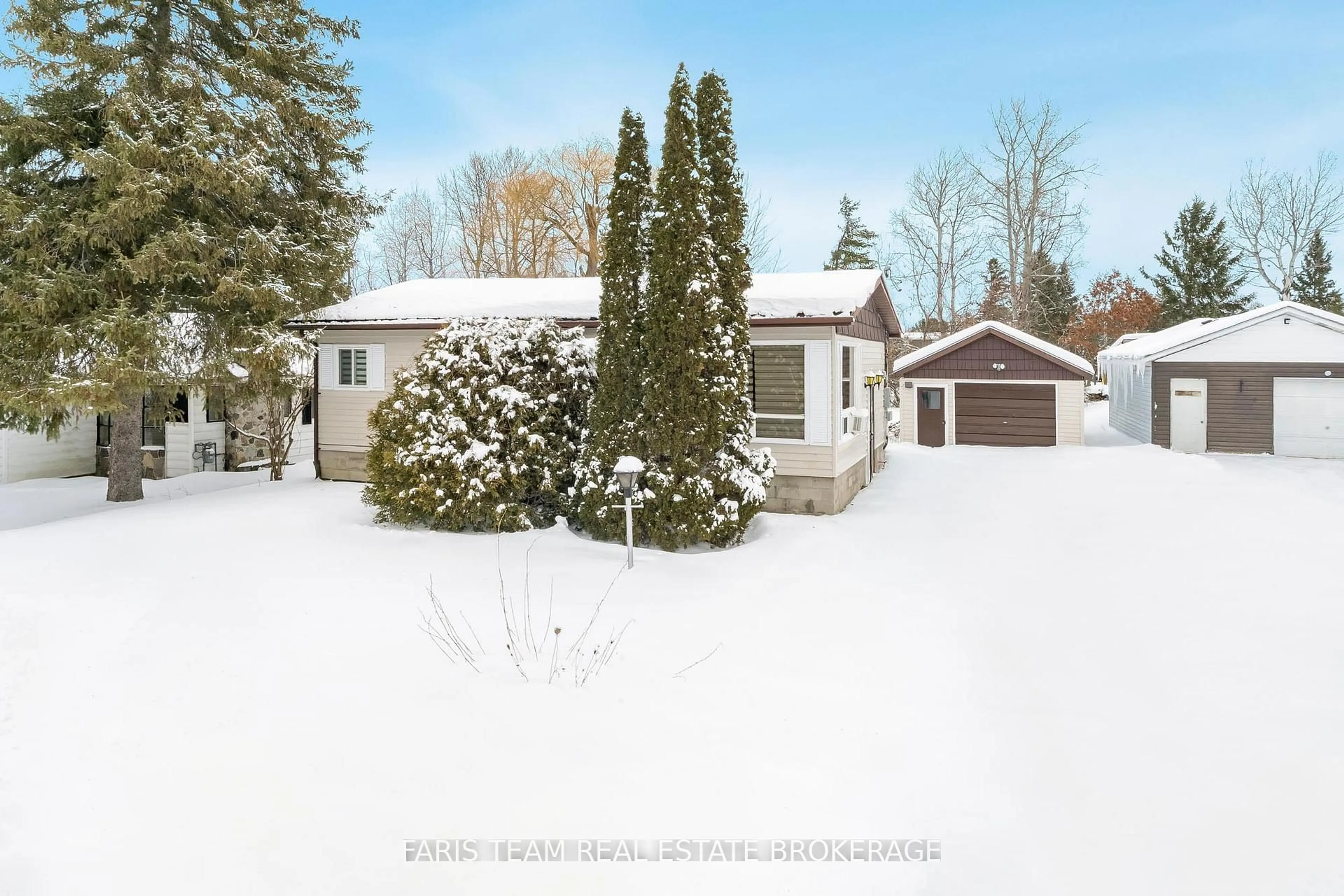 A pic from outside/outdoor area/front of a property/back of a property/a pic from drone, street for 137 1st Ave, Tay Ontario L0K 1R0