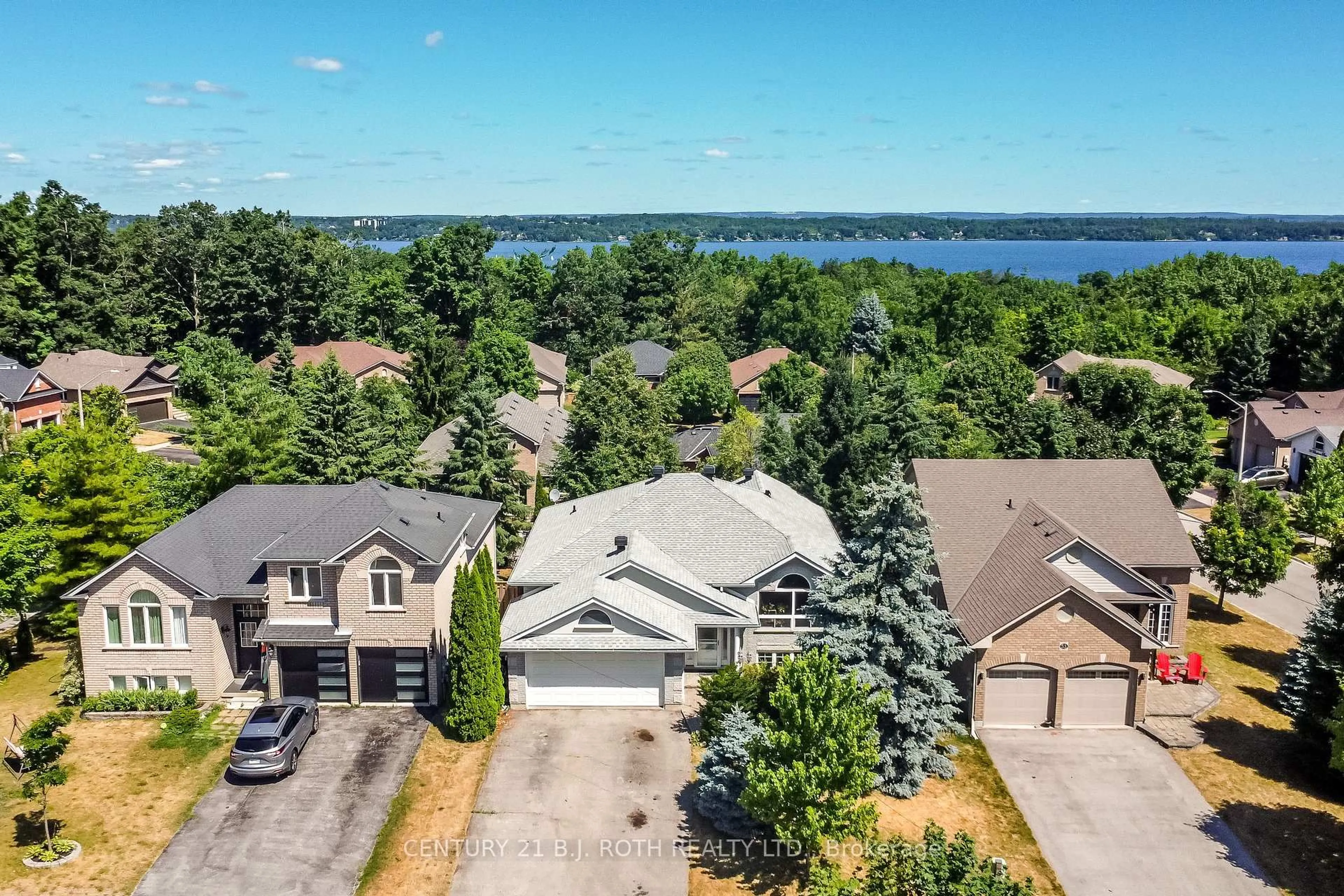 A pic from outside/outdoor area/front of a property/back of a property/a pic from drone, water/lake/river/ocean view for 55 Bloxham Pl, Barrie Ontario L4N 9K2