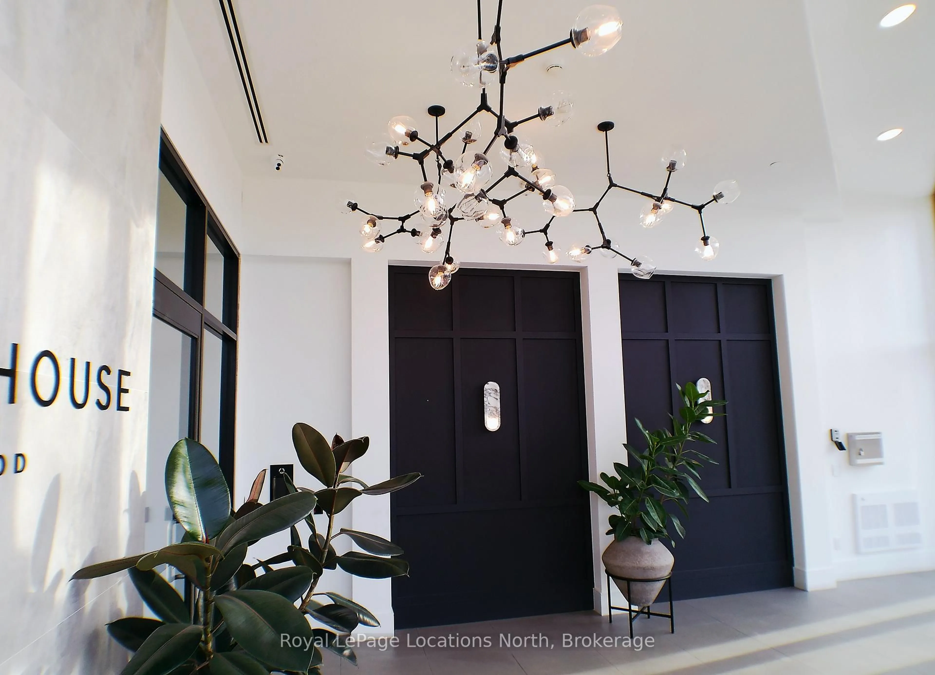 Indoor foyer for 31 Huron St #322, Collingwood Ontario L9Y 5T7