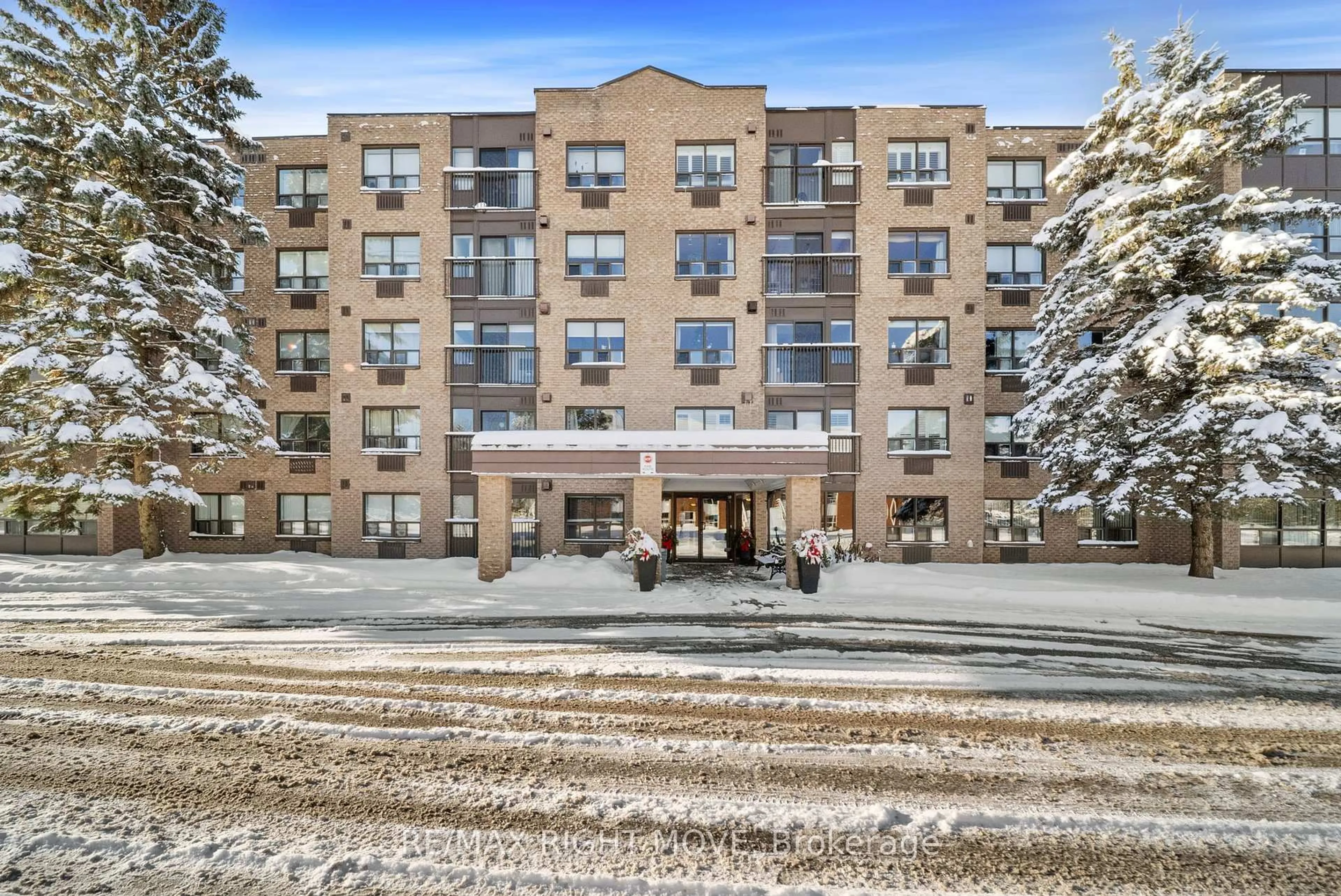 Indoor foyer for 54 Fittons Rd #204, Orillia Ontario L3V 3T9