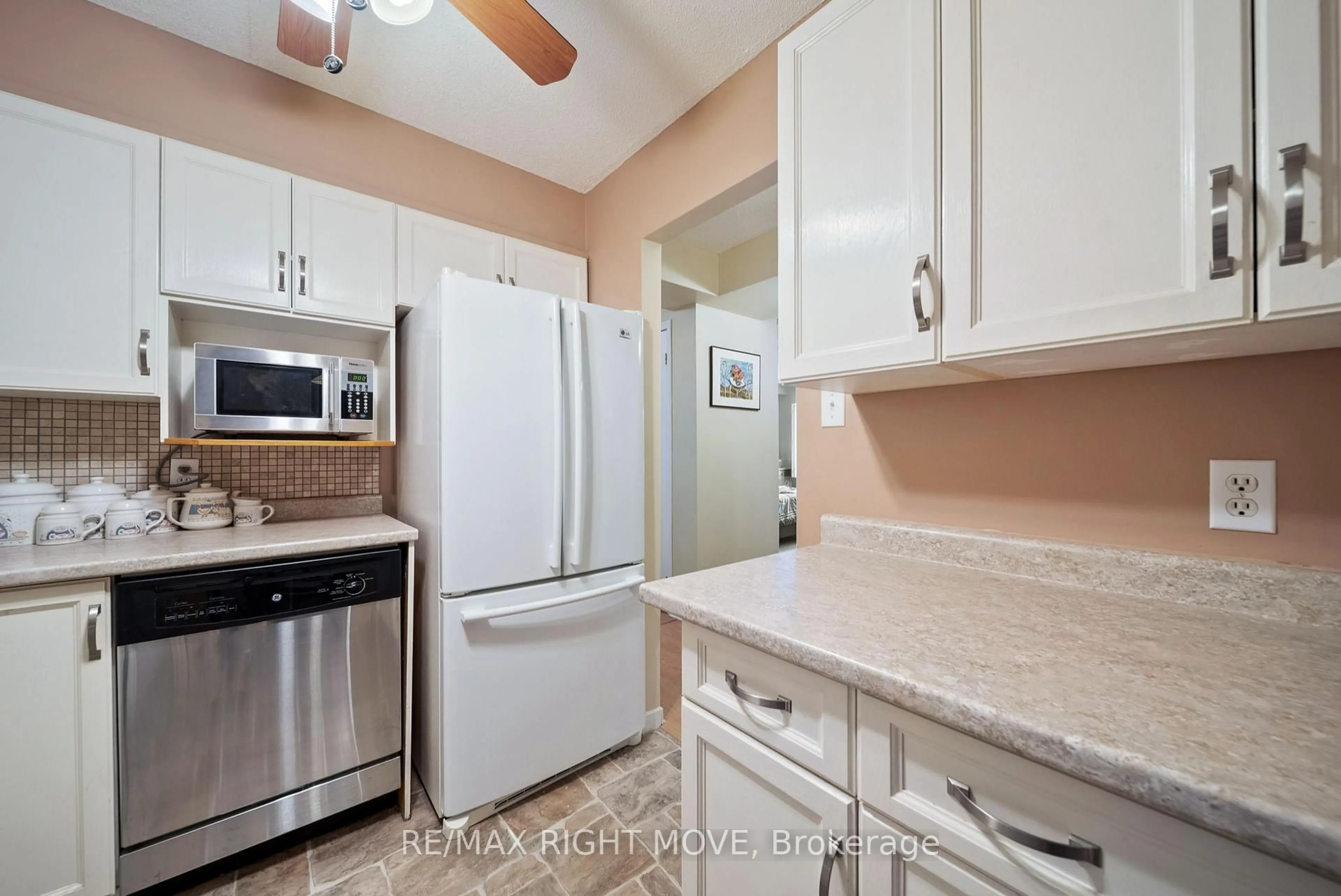 Standard kitchen, unknown for 54 Fittons Rd #204, Orillia Ontario L3V 3T9