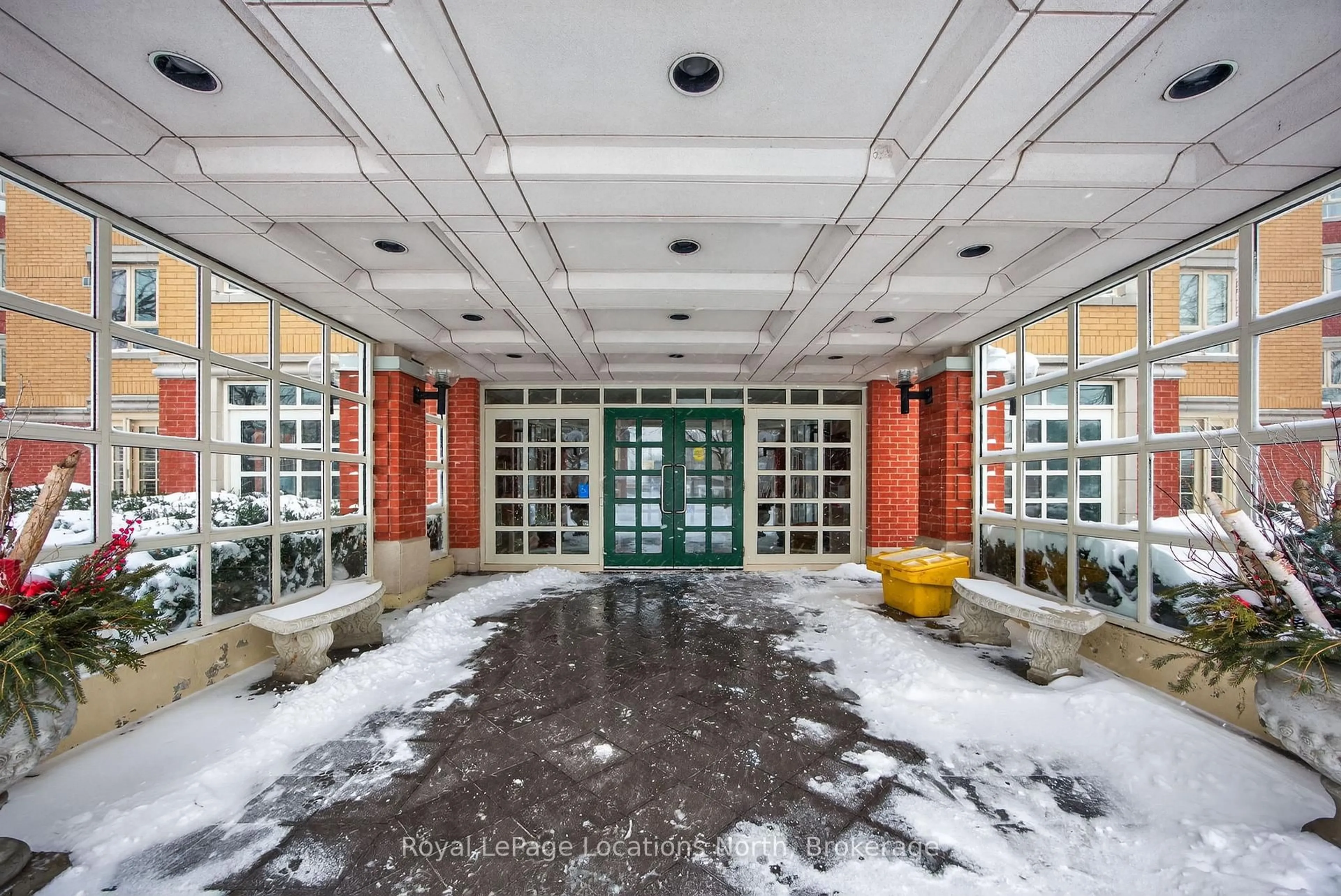 Indoor foyer for 16 Raglan St #401, Collingwood Ontario L9Y 4Y2