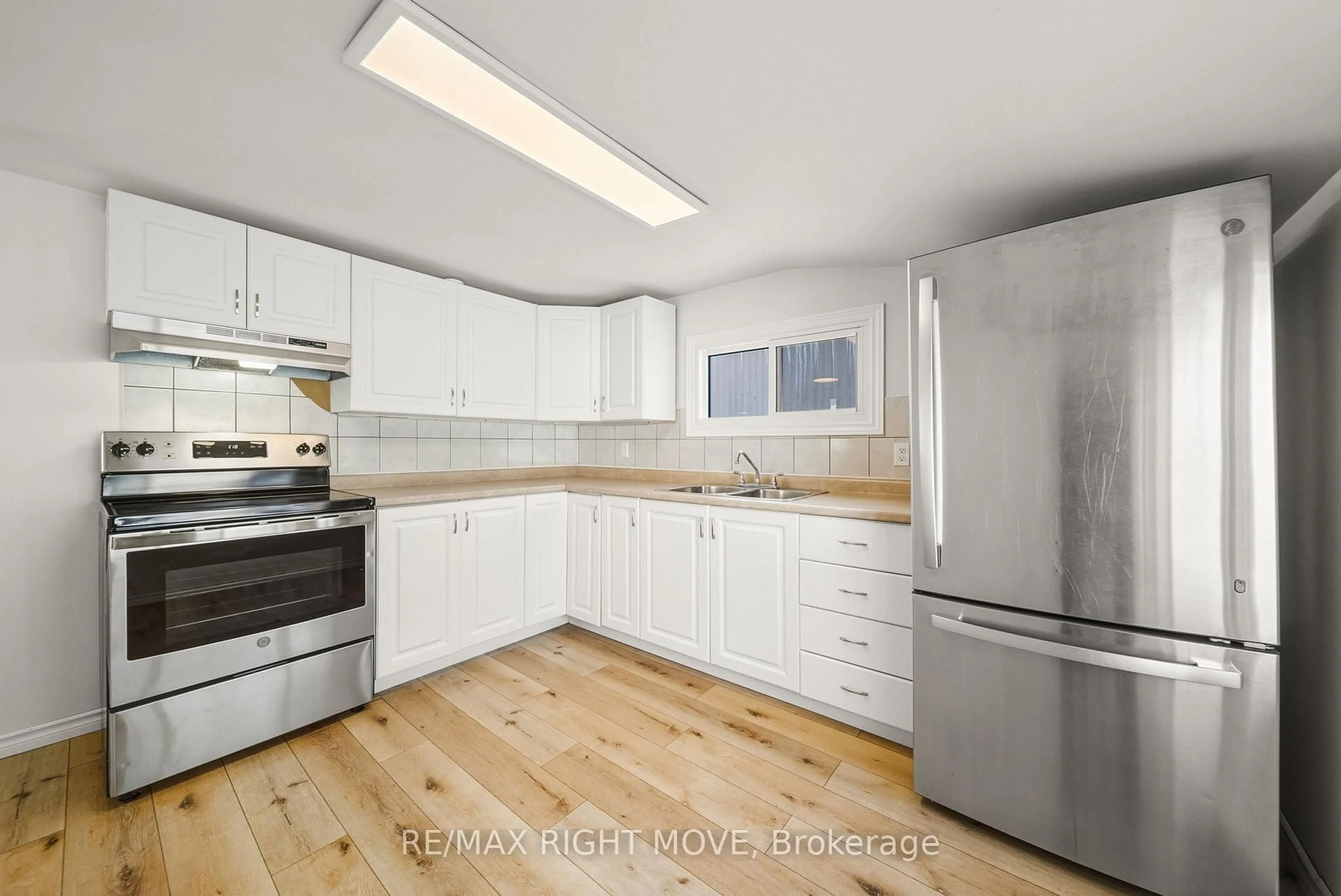 Standard kitchen, unknown for 388 Mary St, Orillia Ontario L3V 3G3