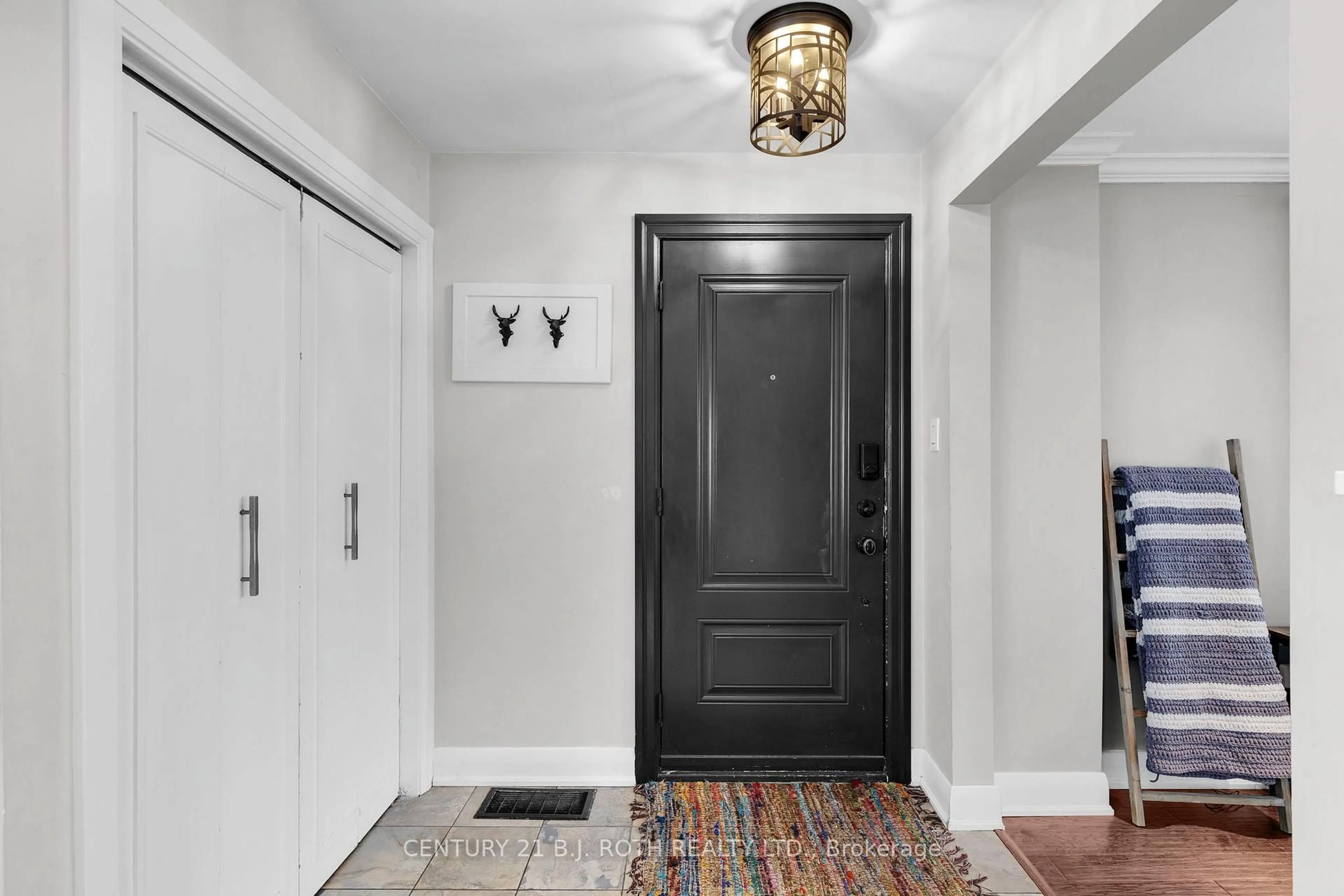 Indoor entryway for 14 ST VINCENT St, Barrie Ontario L4M 3Y2