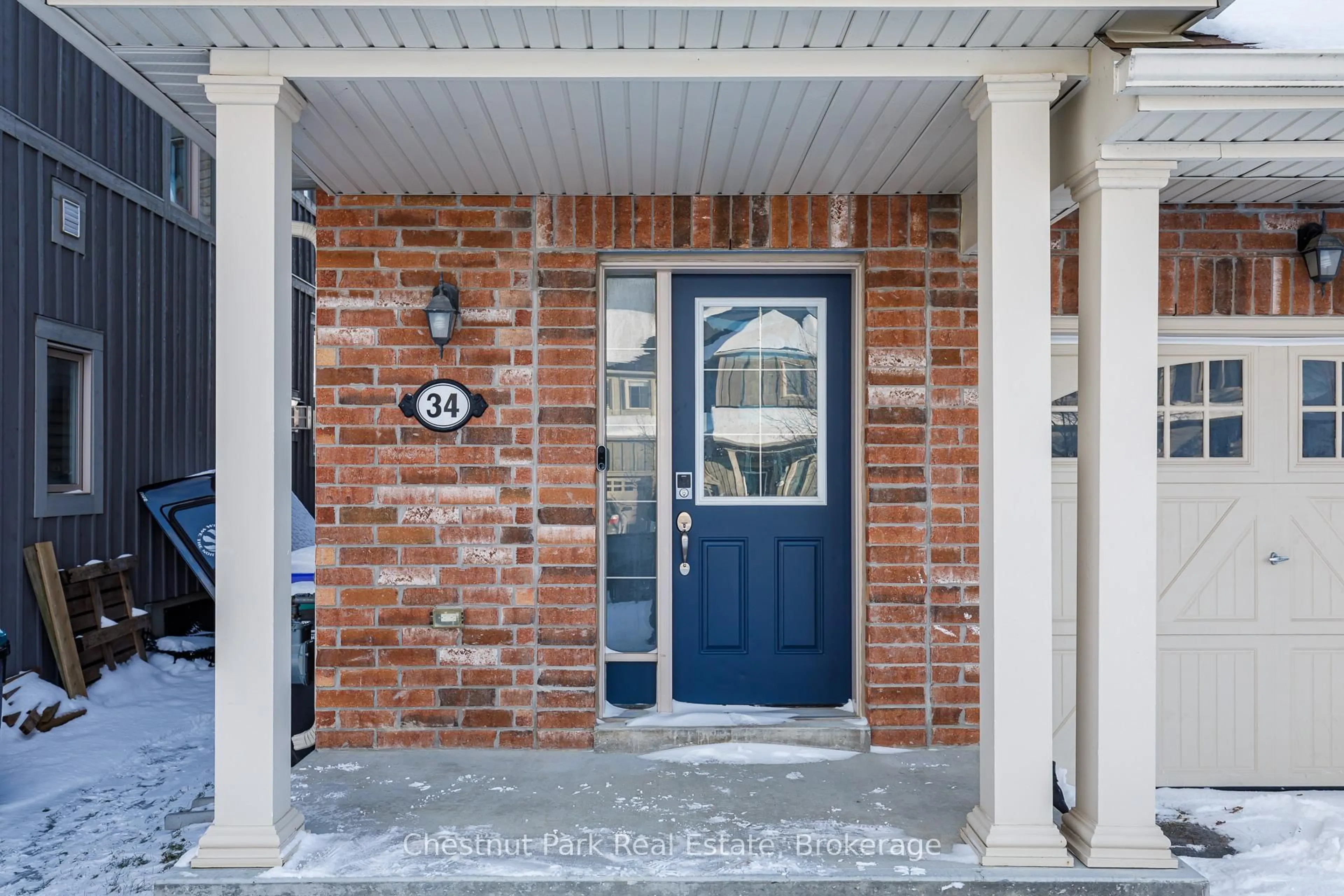 Indoor entryway for 34 Robertson St, Collingwood Ontario L9Y 0X1
