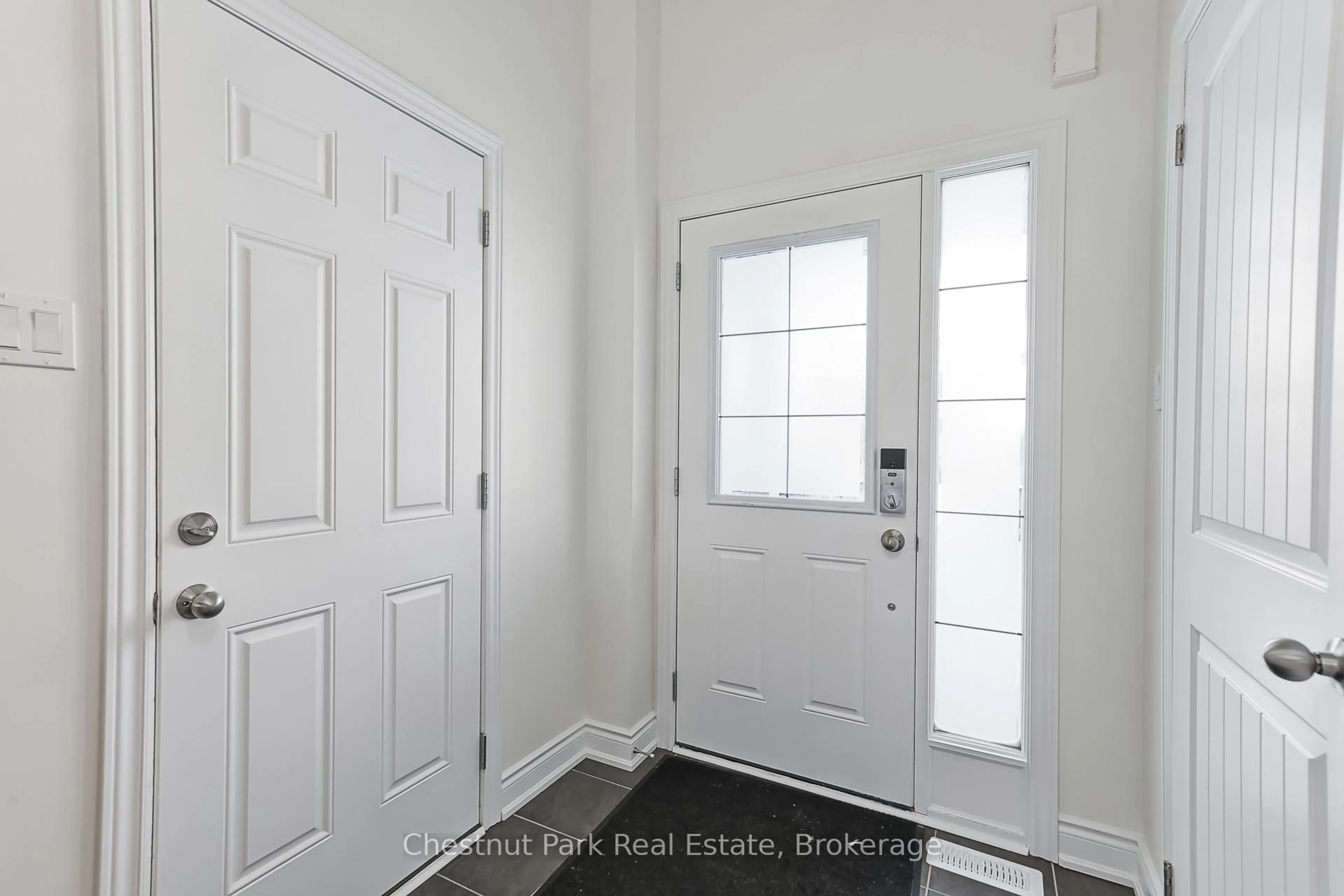 Indoor entryway for 34 Robertson St, Collingwood Ontario L9Y 0X1