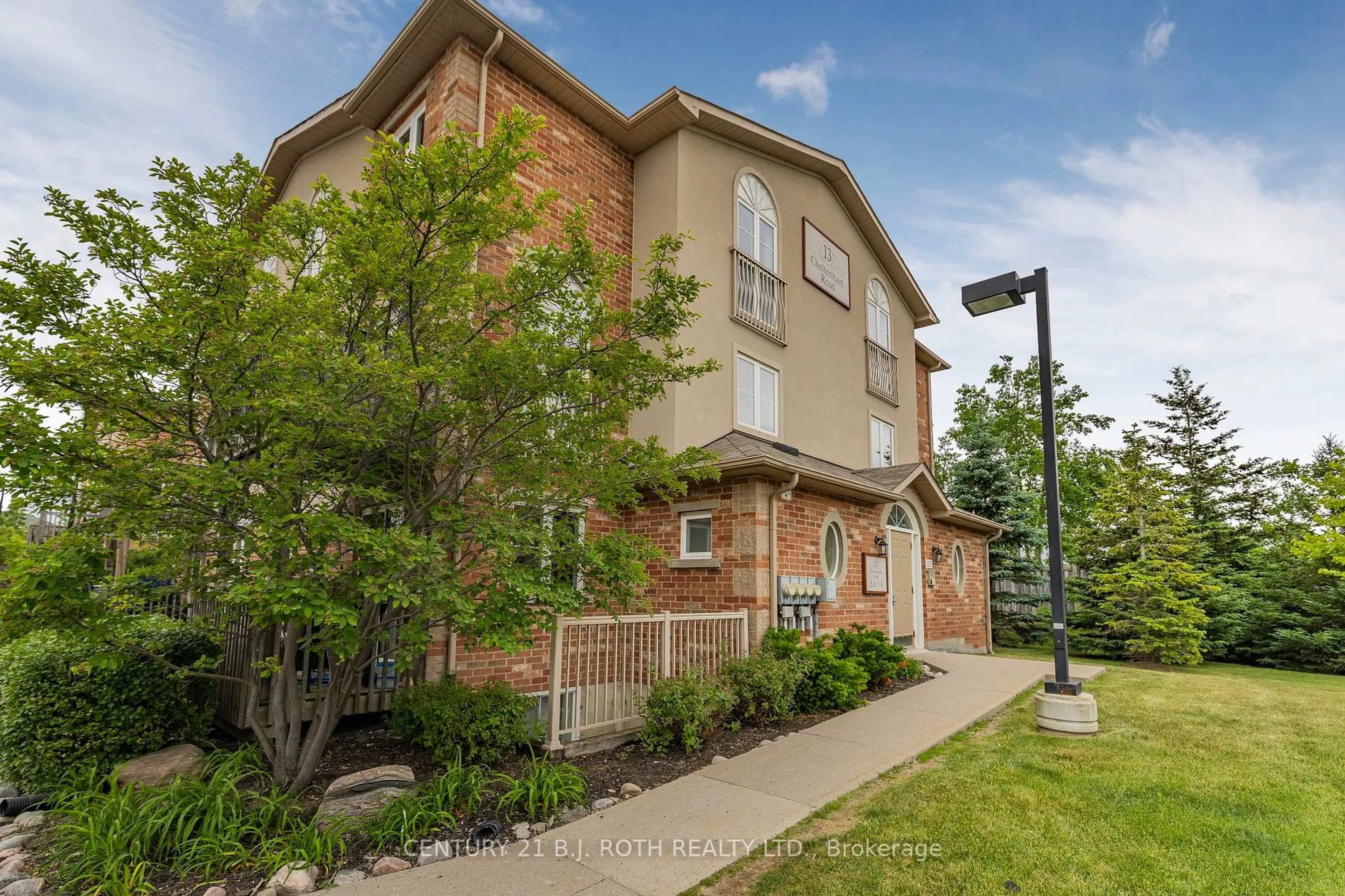 Home with brick exterior material, street for 13 Cheltenham Rd #7, Barrie Ontario L4M 0E7