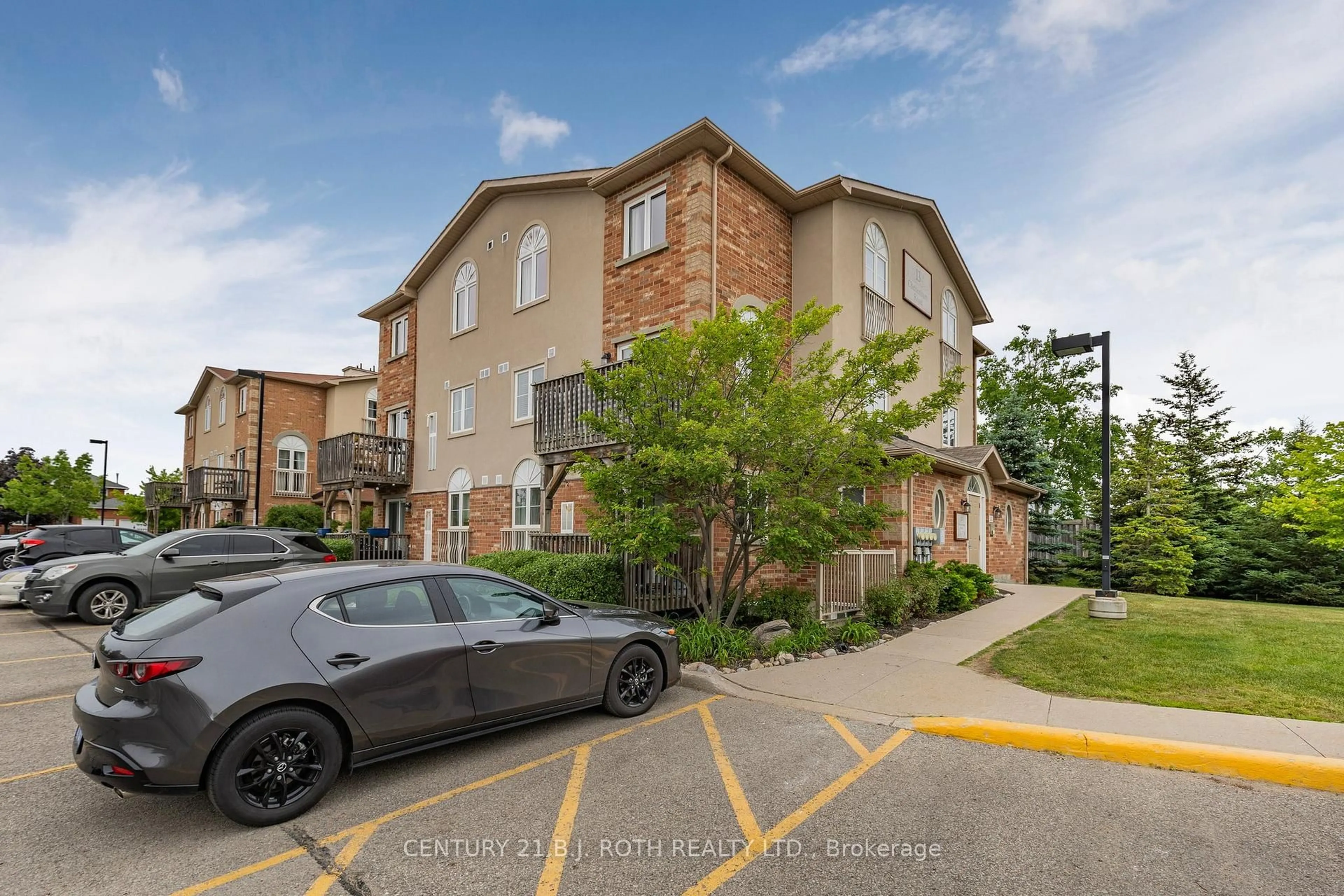 A pic from outside/outdoor area/front of a property/back of a property/a pic from drone, street for 13 Cheltenham Rd #7, Barrie Ontario L4M 0E7