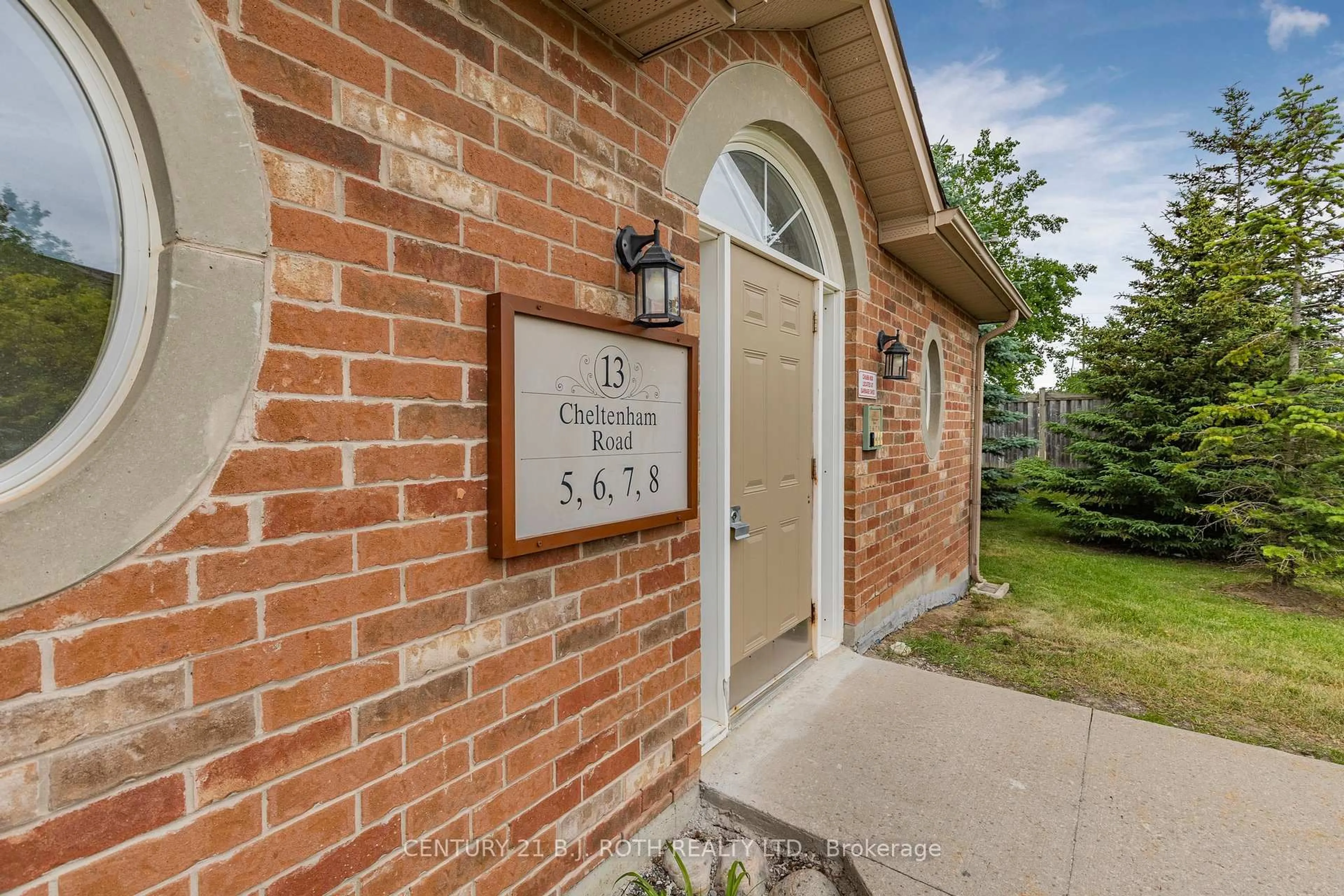 Home with brick exterior material, street for 13 Cheltenham Rd #7, Barrie Ontario L4M 0E7