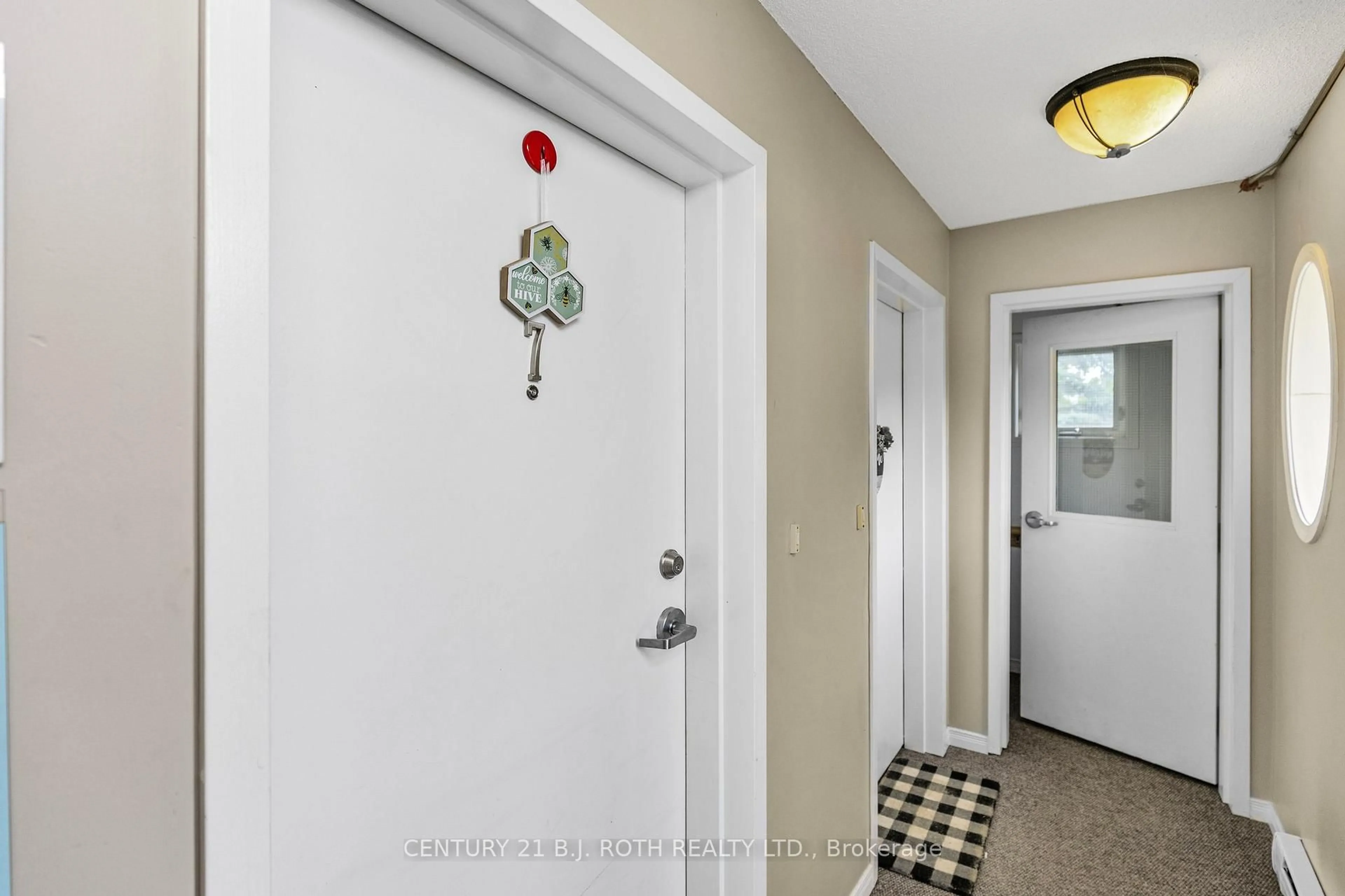 Indoor entryway for 13 Cheltenham Rd #7, Barrie Ontario L4M 0E7