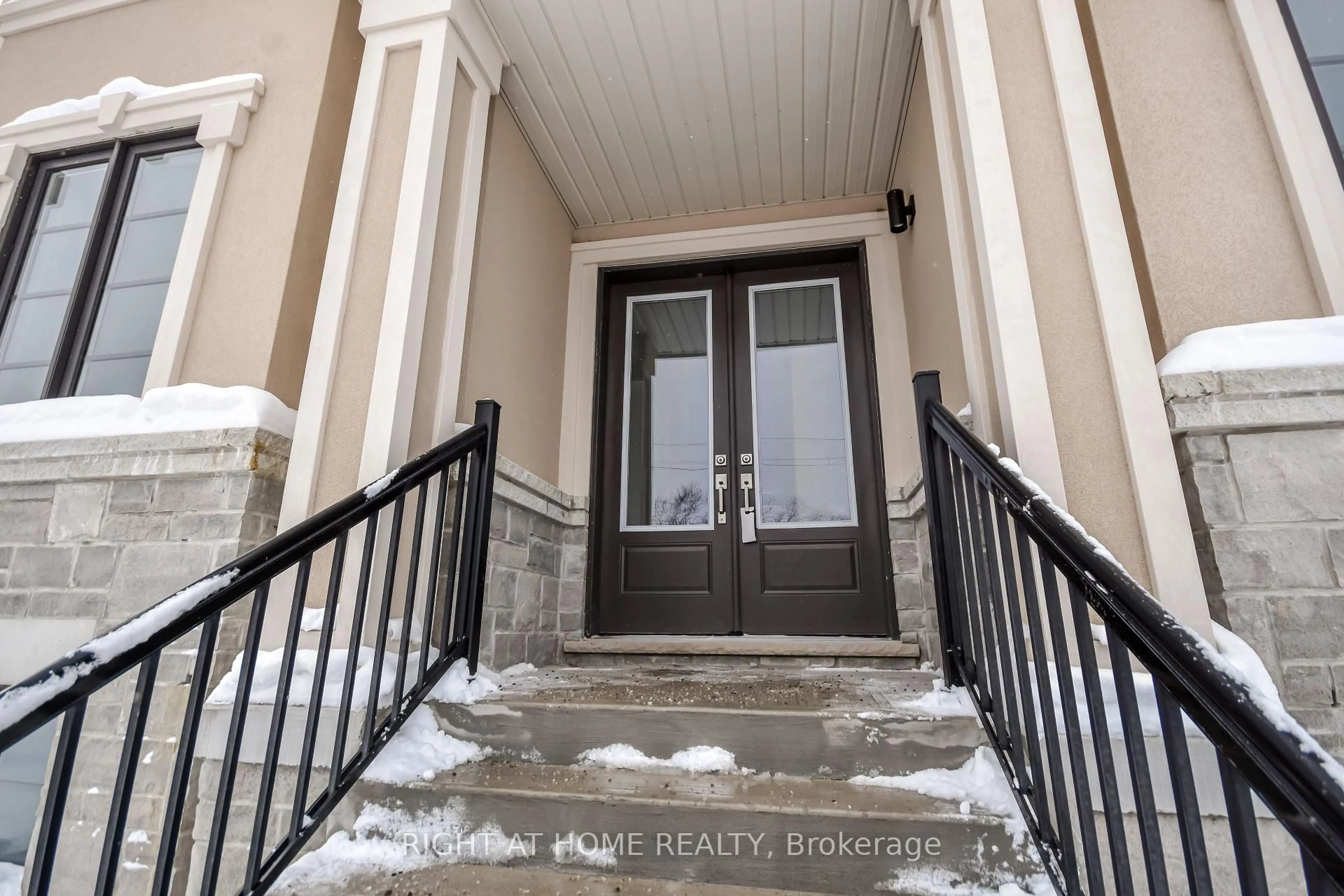 Indoor entryway for 215 SUTHERLAND St, Clearview Ontario L0M 1S0