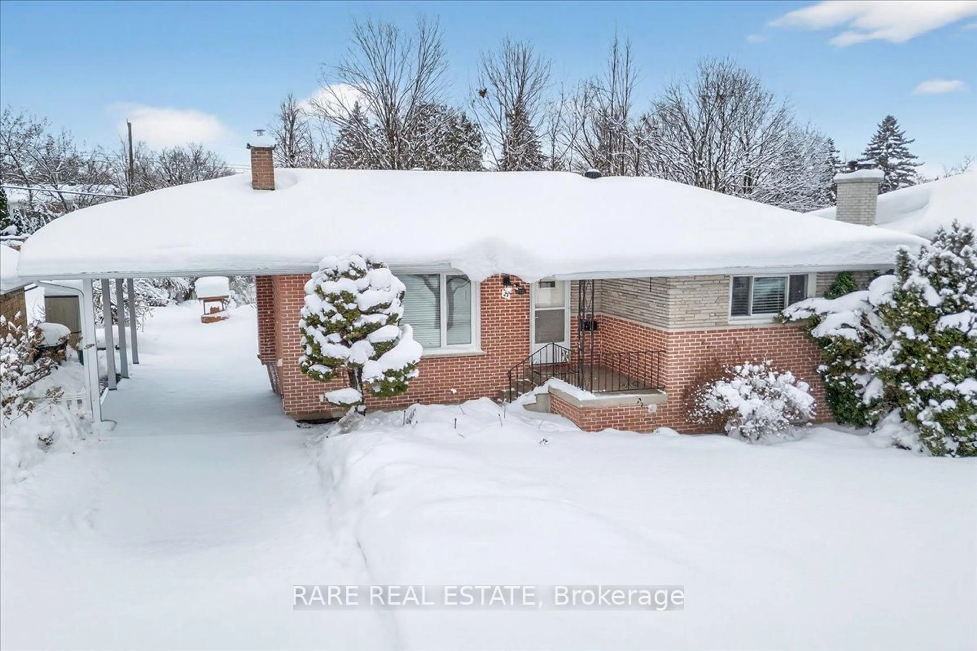 A pic from outside/outdoor area/front of a property/back of a property/a pic from drone, street for 24 Lay St, Barrie Ontario L4M 4A7