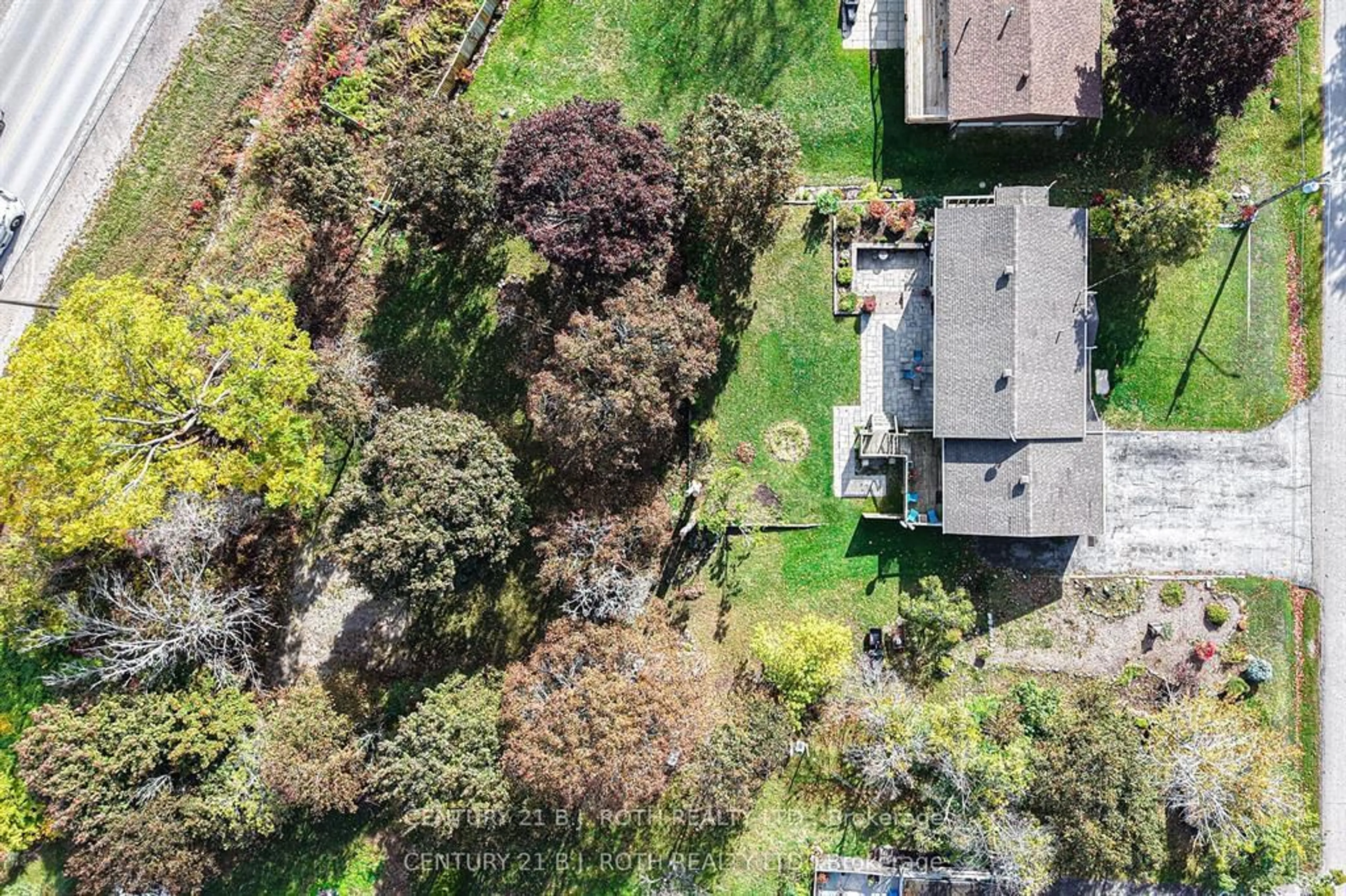 A pic from outside/outdoor area/front of a property/back of a property/a pic from drone, street for 16 First St, Orillia Ontario L3V 4A9