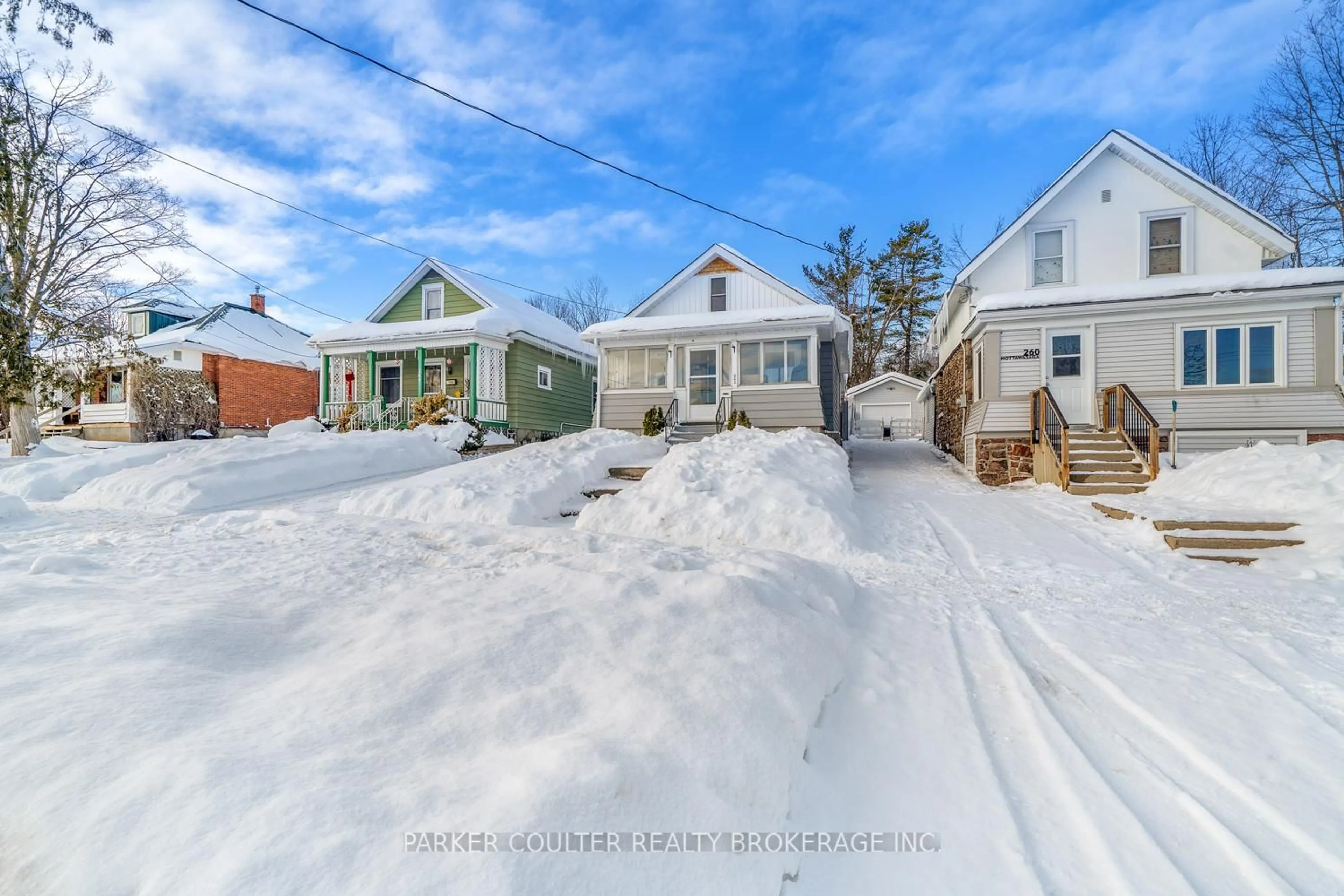 A pic from outside/outdoor area/front of a property/back of a property/a pic from drone, street for 262 Nottawasaga St, Orillia Ontario L3V 3K4