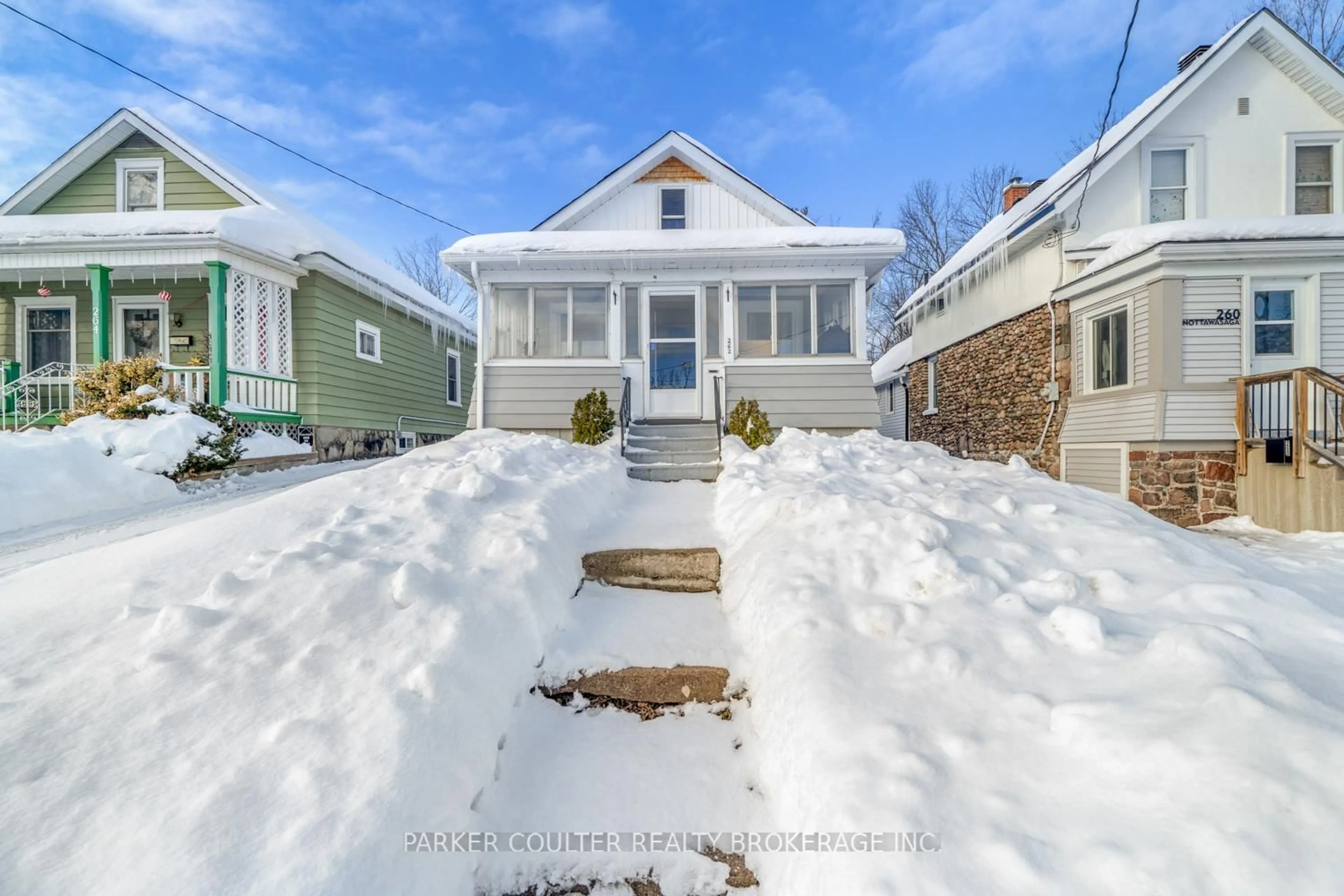 A pic from outside/outdoor area/front of a property/back of a property/a pic from drone, street for 262 Nottawasaga St, Orillia Ontario L3V 3K4
