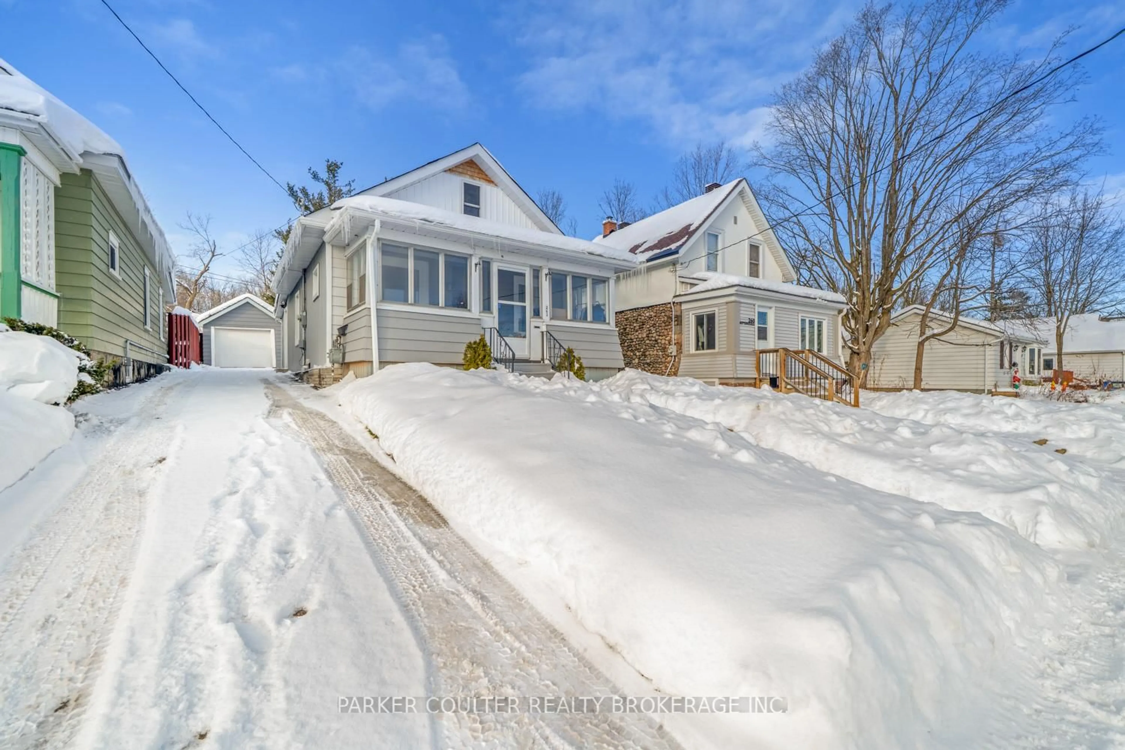 A pic from outside/outdoor area/front of a property/back of a property/a pic from drone, street for 262 Nottawasaga St, Orillia Ontario L3V 3K4