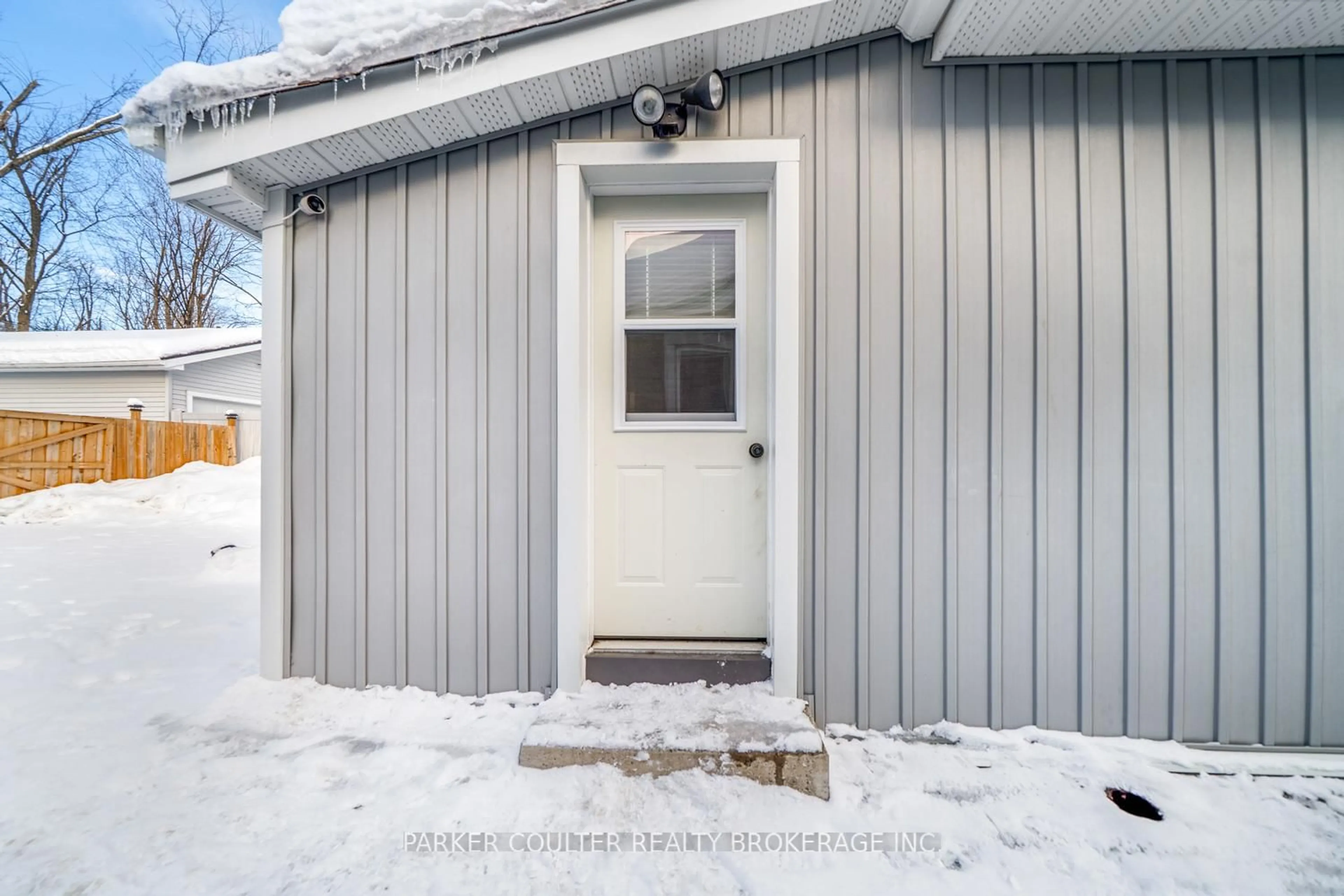 Indoor entryway for 262 Nottawasaga St, Orillia Ontario L3V 3K4
