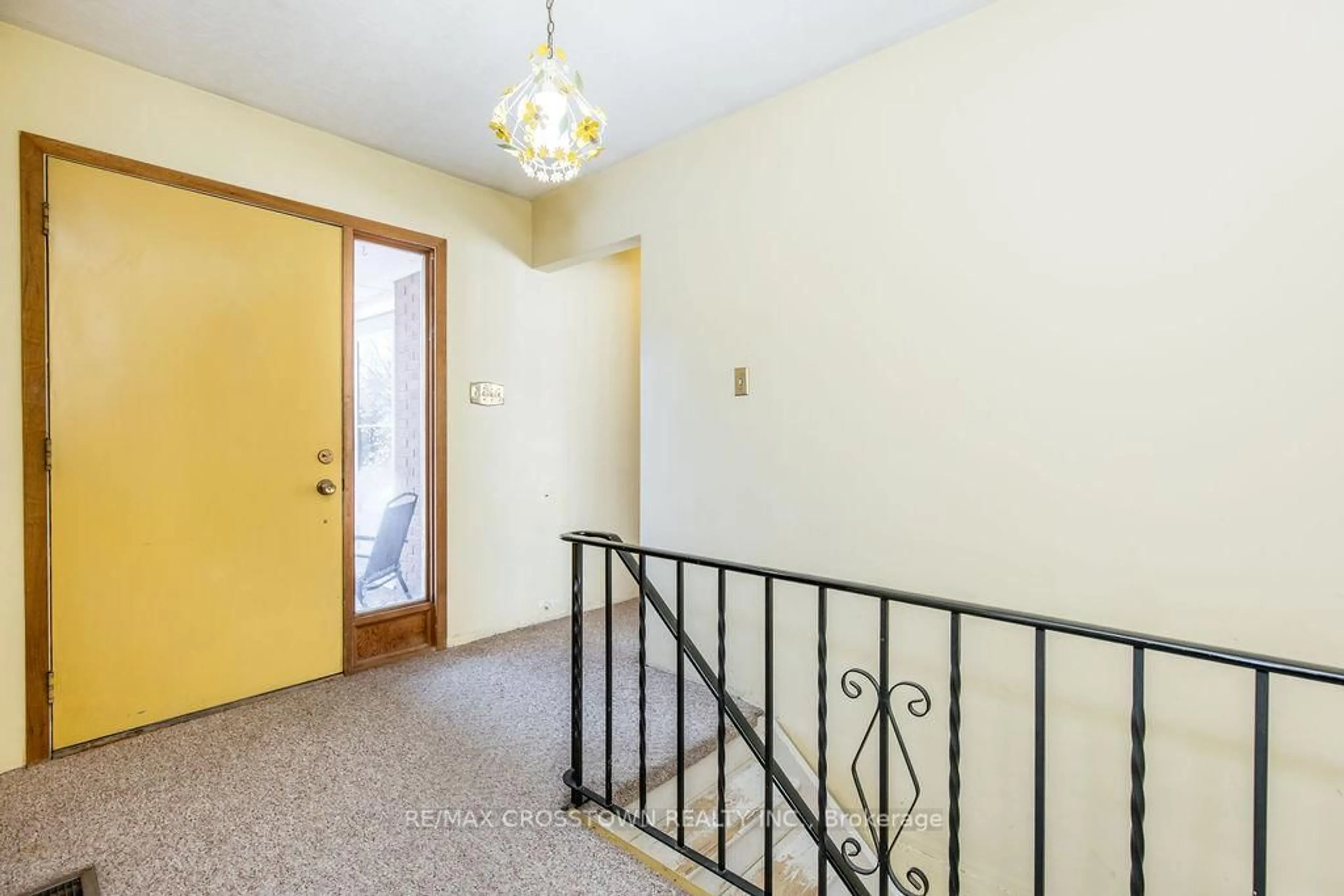 Indoor foyer for 12036 County Rd 27, Springwater Ontario L9X 0M1