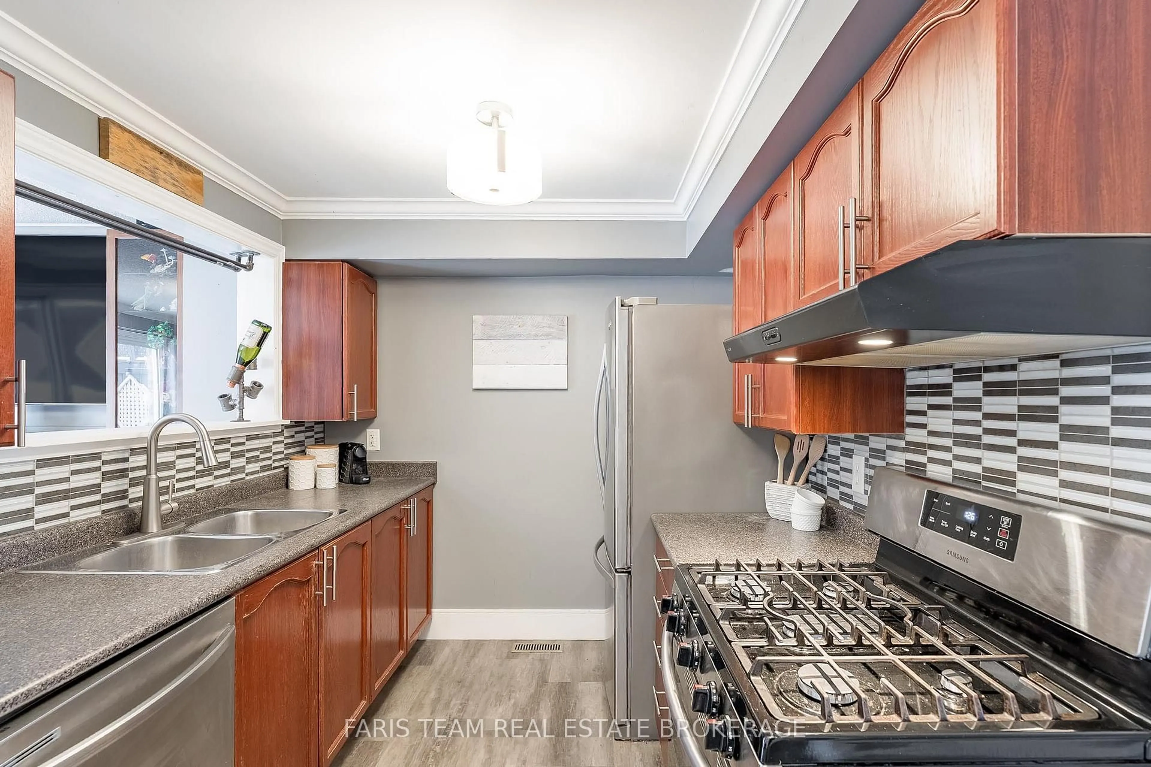 Standard kitchen, ceramic/tile floor for 28 Raymond Cres, Barrie Ontario L4N 0V4