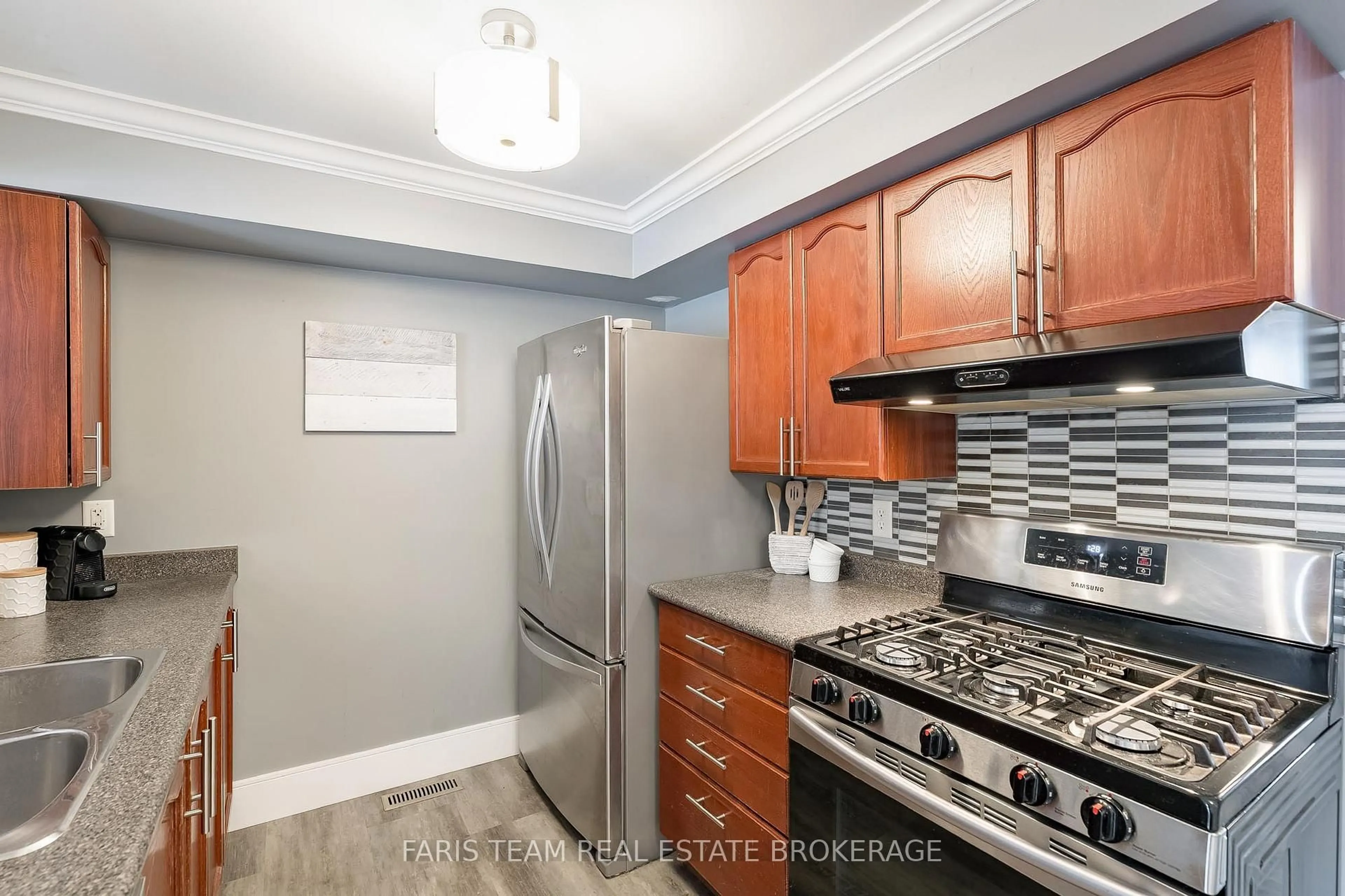 Standard kitchen, unknown for 28 Raymond Cres, Barrie Ontario L4N 0V4