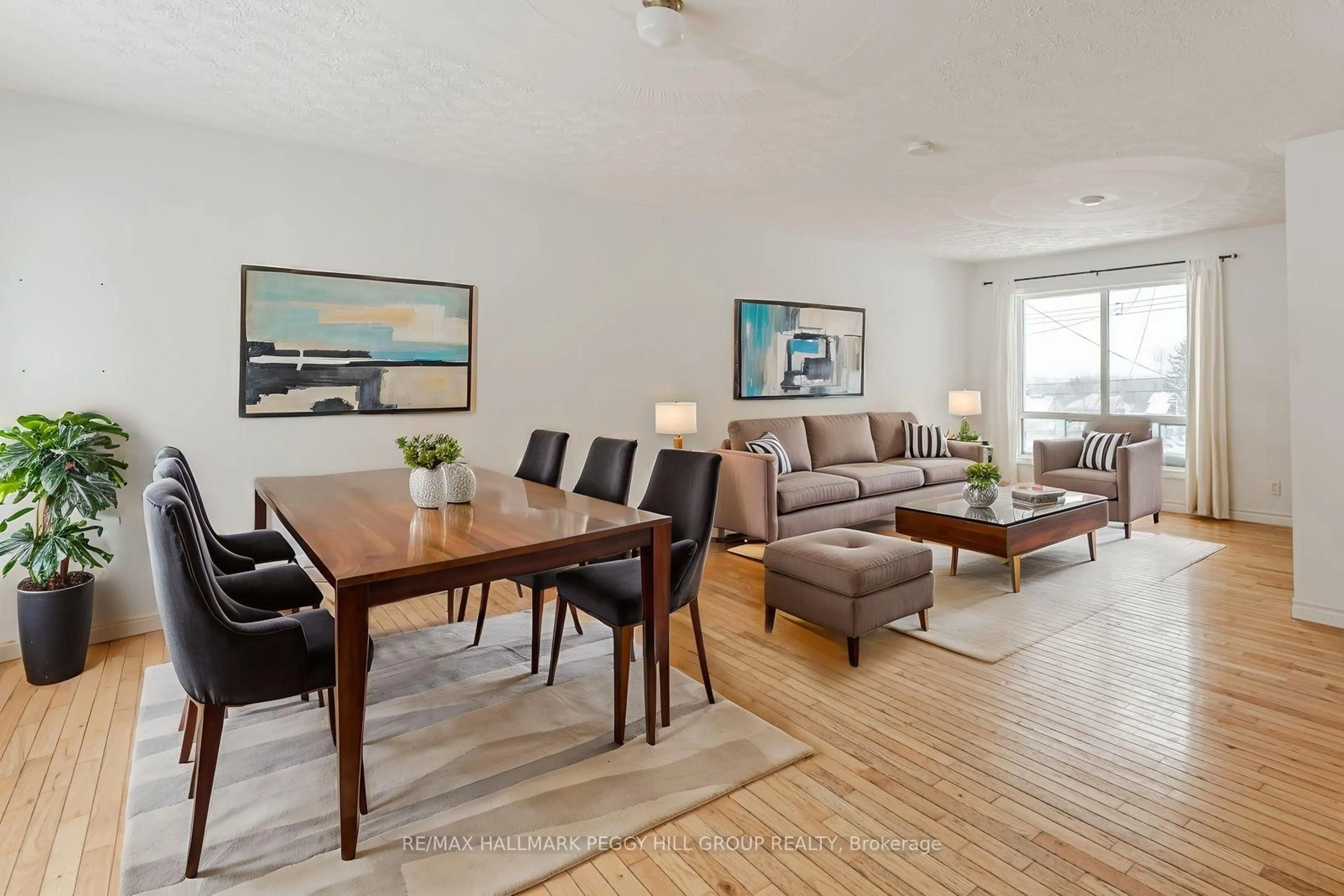 Living room with furniture, wood/laminate floor for 86 Sixth St, Midland Ontario L4R 3X2