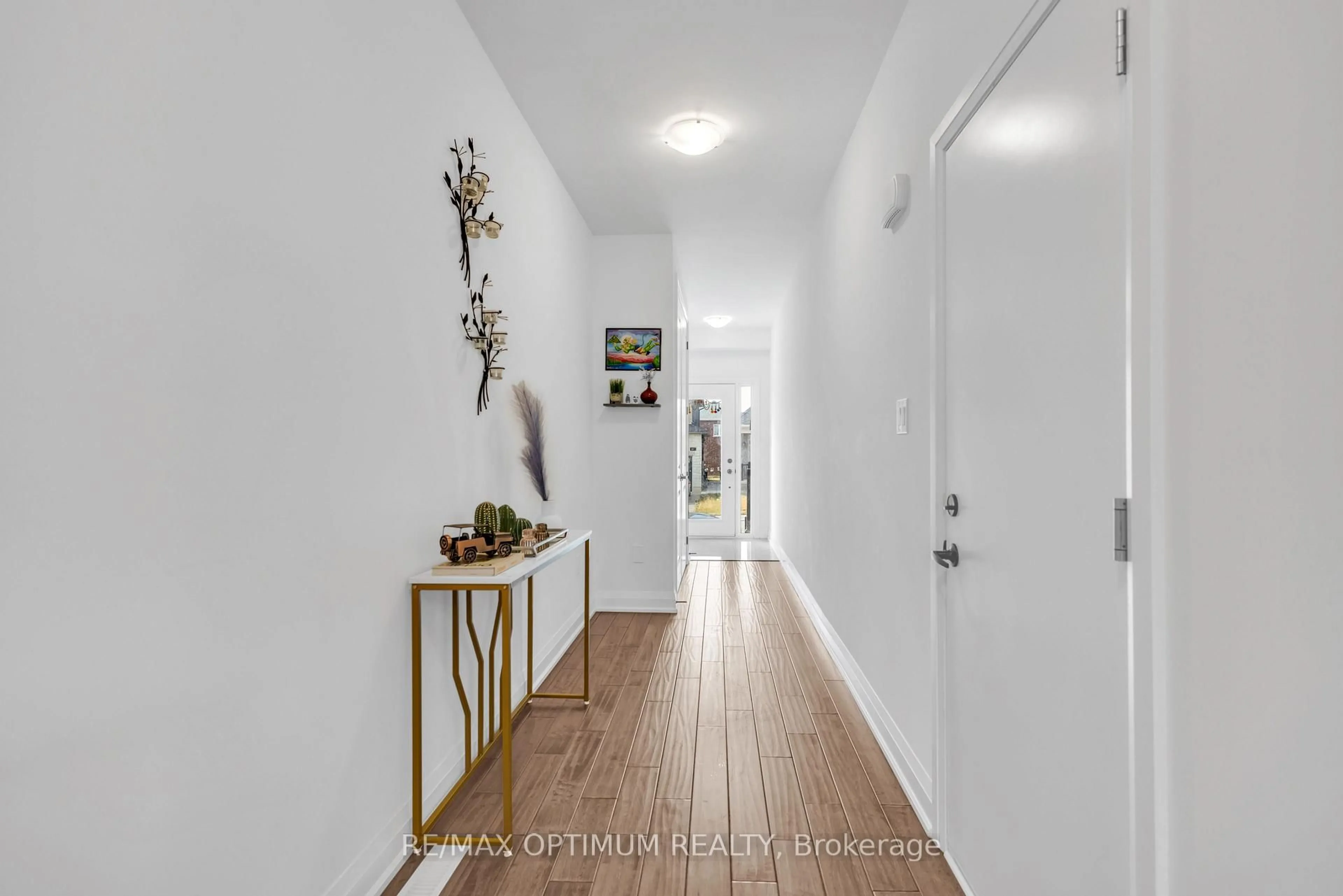 Indoor entryway for 7 Barnyard Tr, Barrie Ontario L9J 0Y1