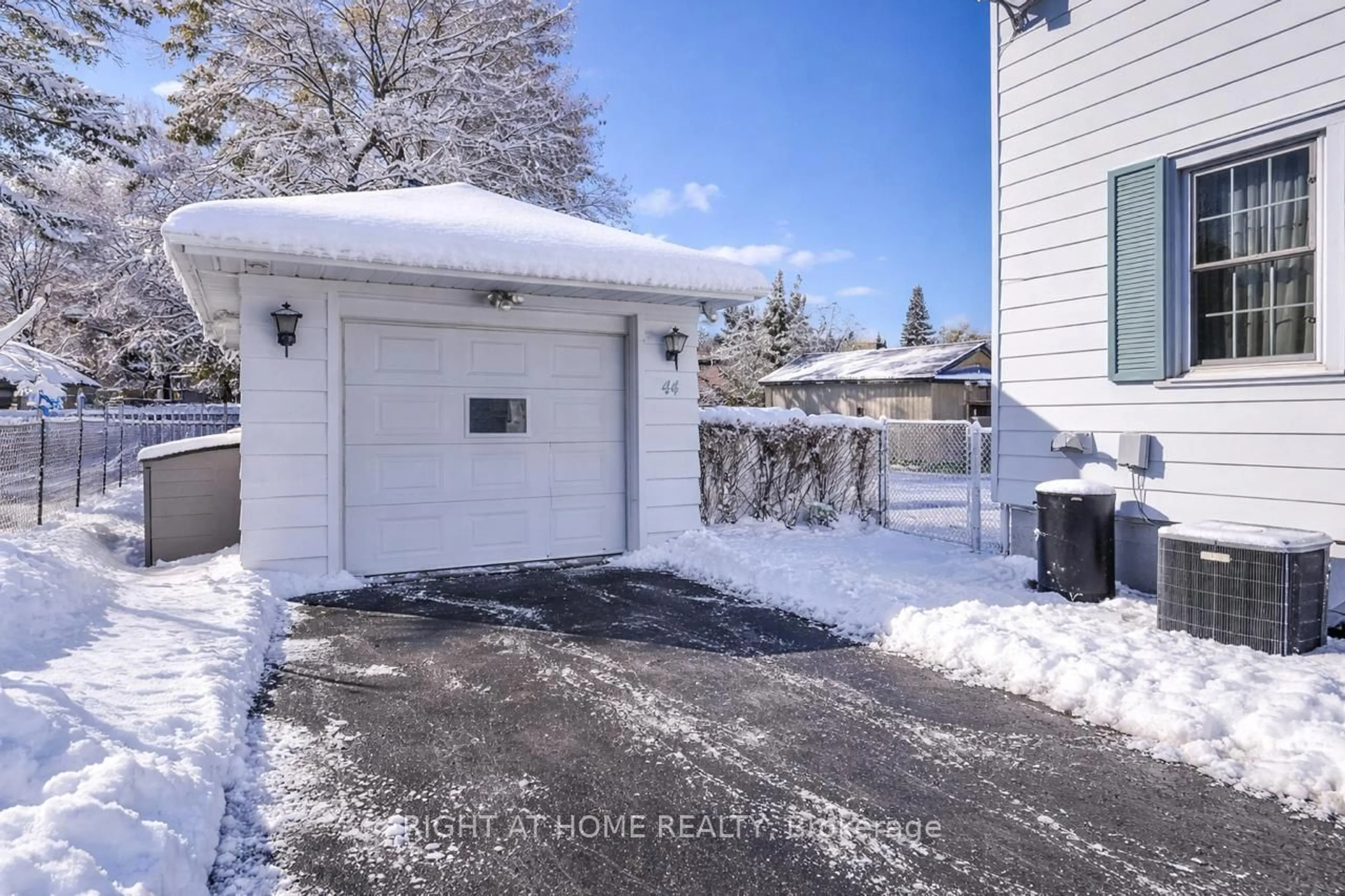 Unknown for 44 Newton St, Barrie Ontario L4M 3N5