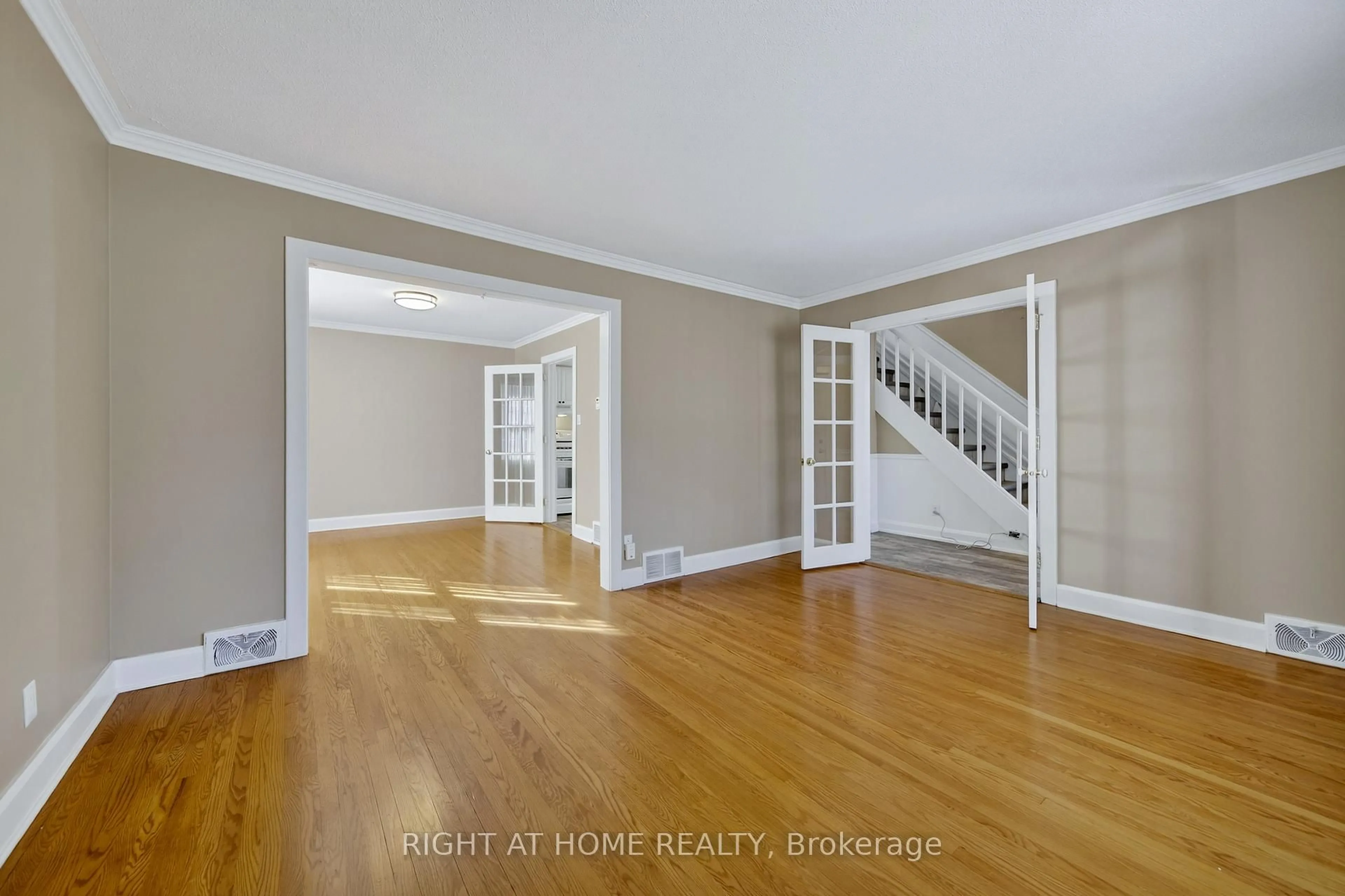 Unknown for 44 Newton St, Barrie Ontario L4M 3N5