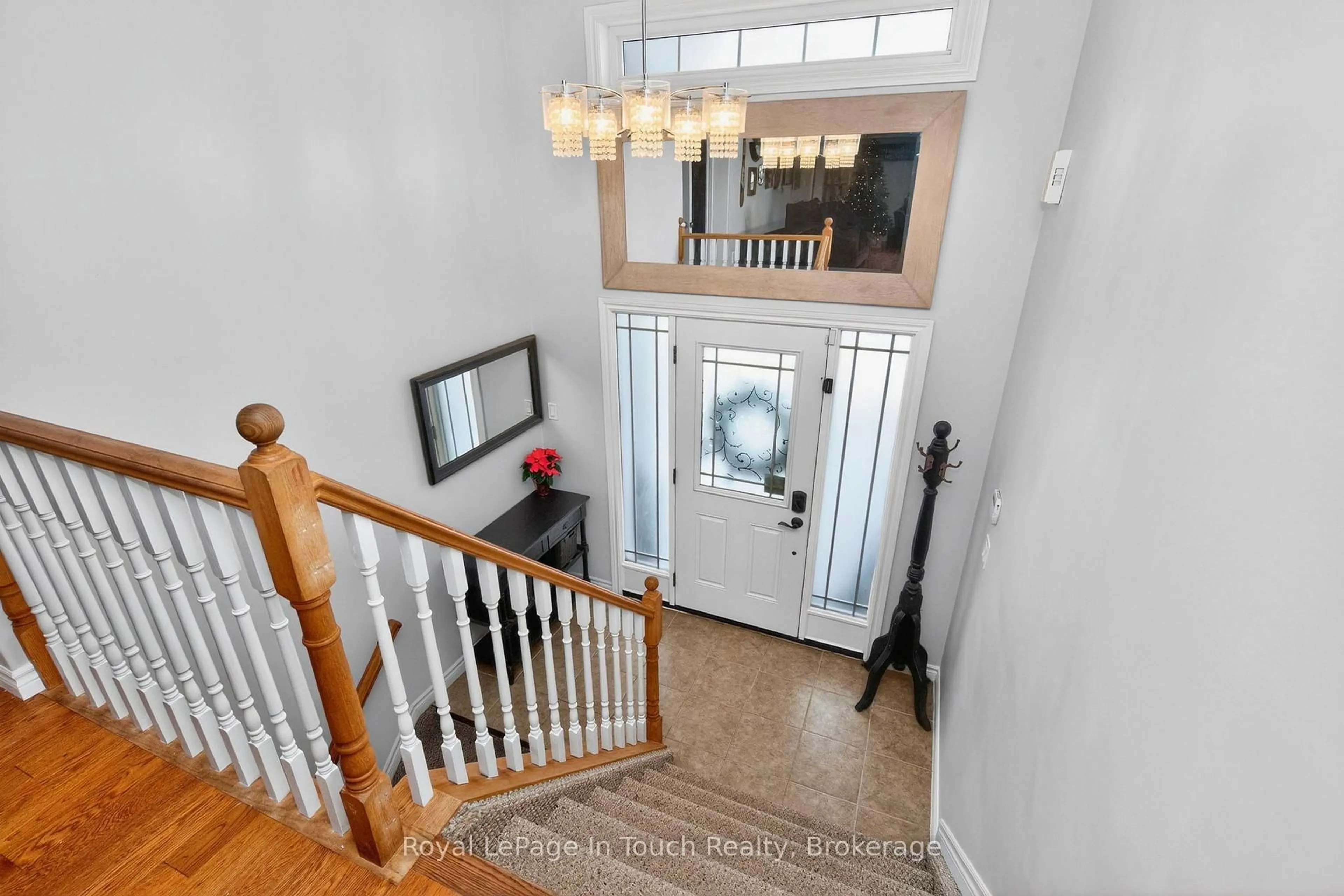 Indoor foyer for 13 Hunter Ave, Tay Ontario L0K 2A0