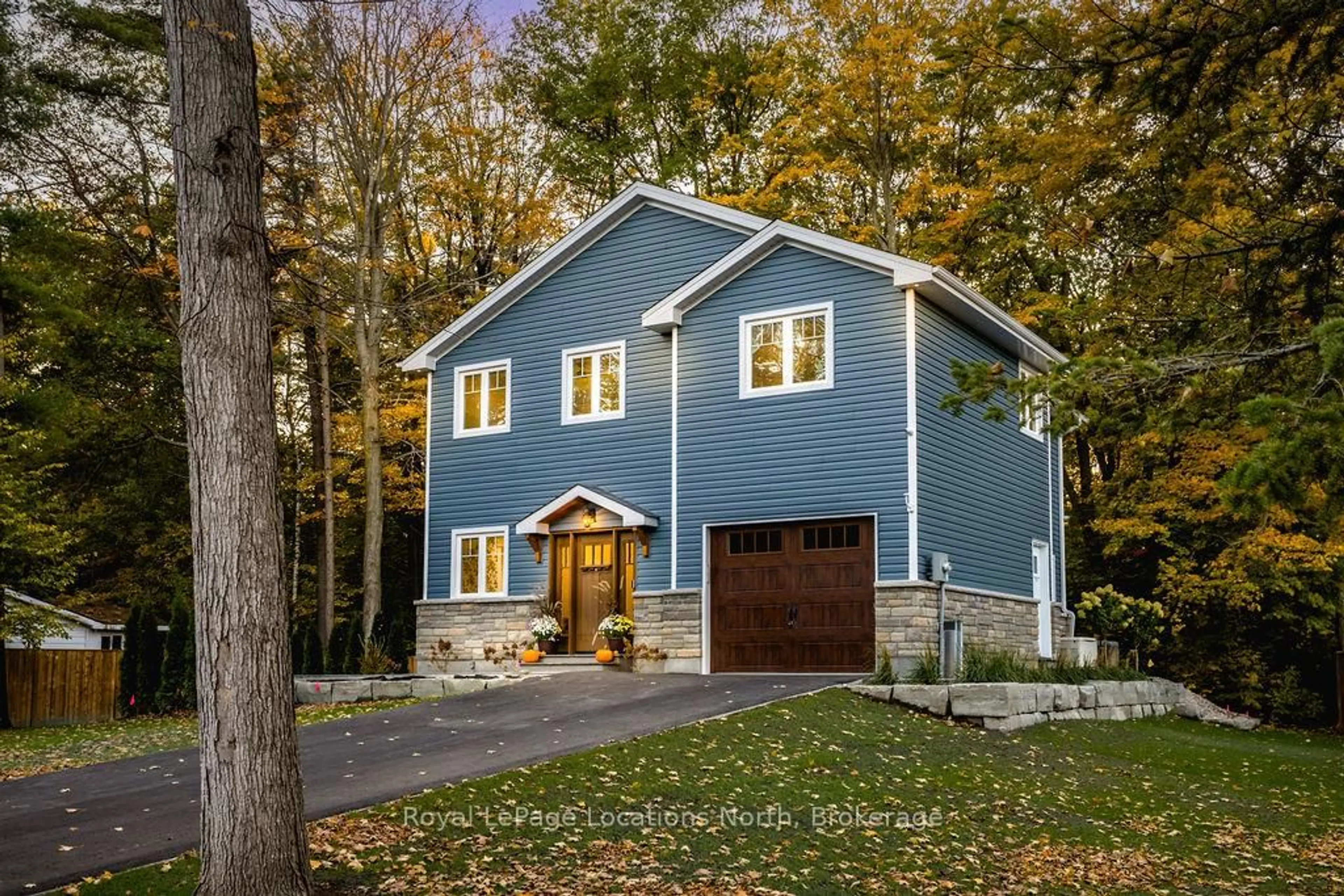 Home with vinyl exterior material, street for 545 Oxbow Park Dr, Wasaga Beach Ontario L9Z 2T9