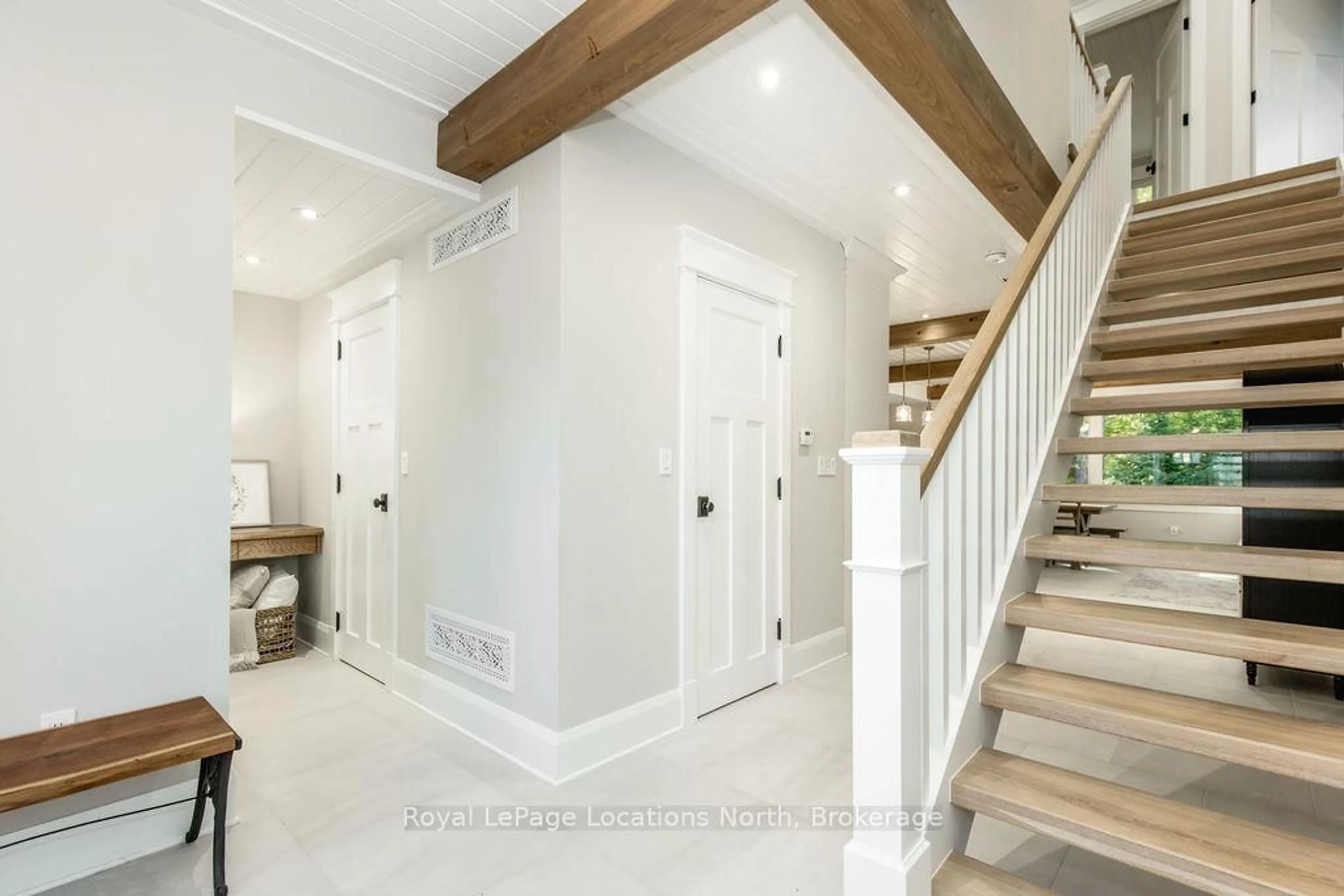 Indoor entryway for 545 Oxbow Park Dr, Wasaga Beach Ontario L9Z 2T9