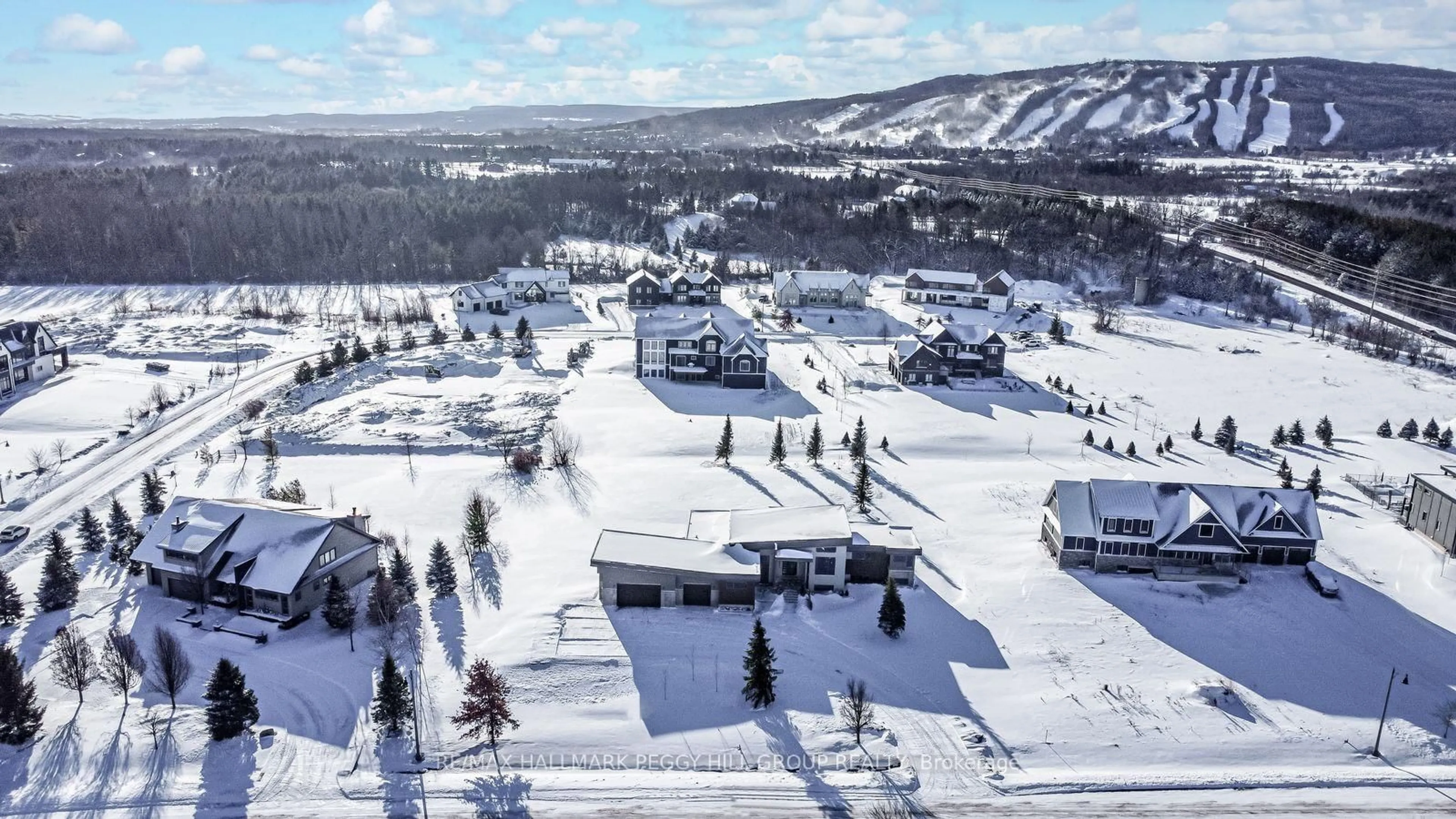 A pic from outside/outdoor area/front of a property/back of a property/a pic from drone, mountain view for 7 Meadowlark Way, Collingwood Ontario L9Y 0K1