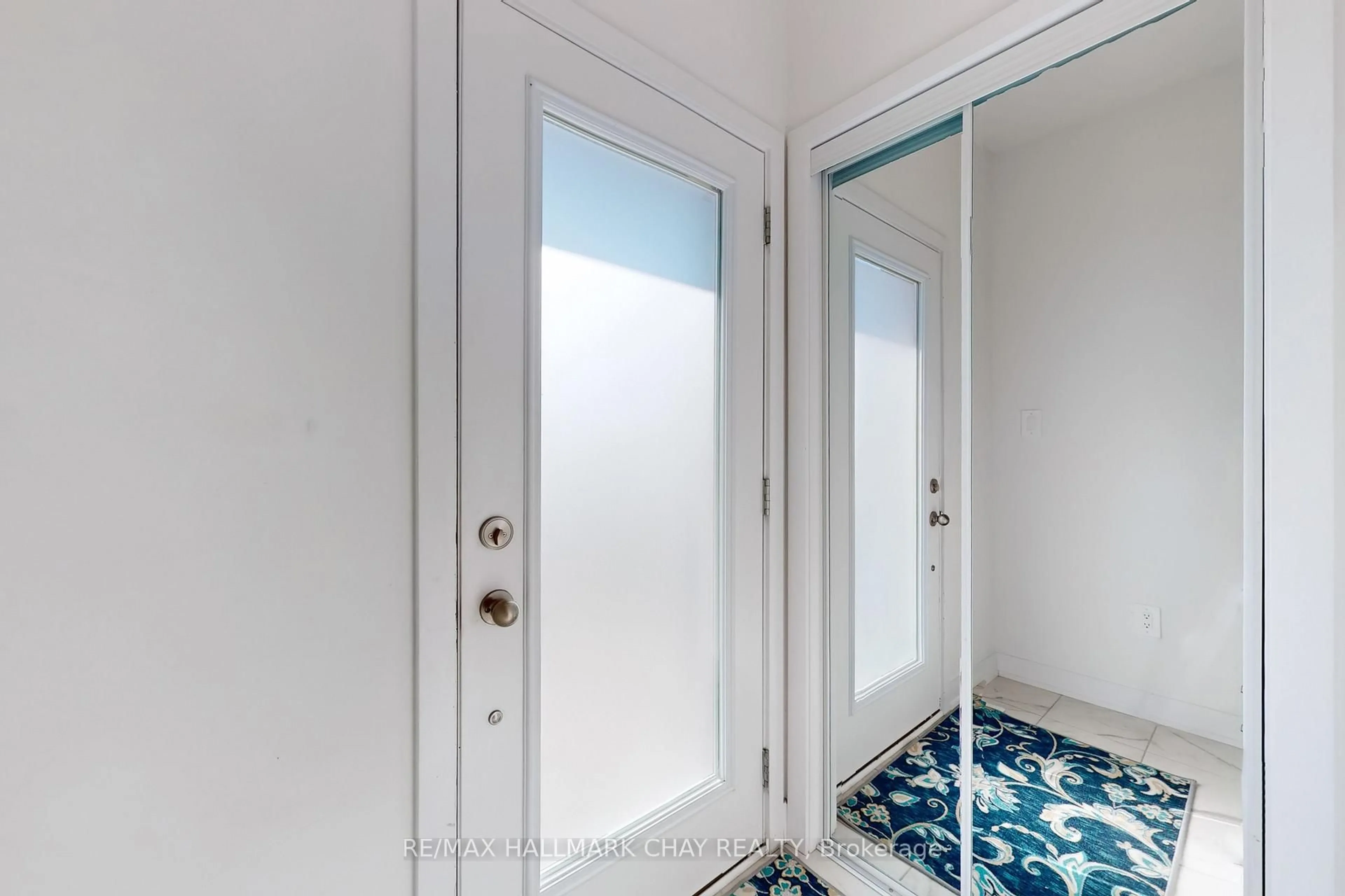Indoor entryway for 37 Turnberry Lane, Barrie Ontario L9J 0M8