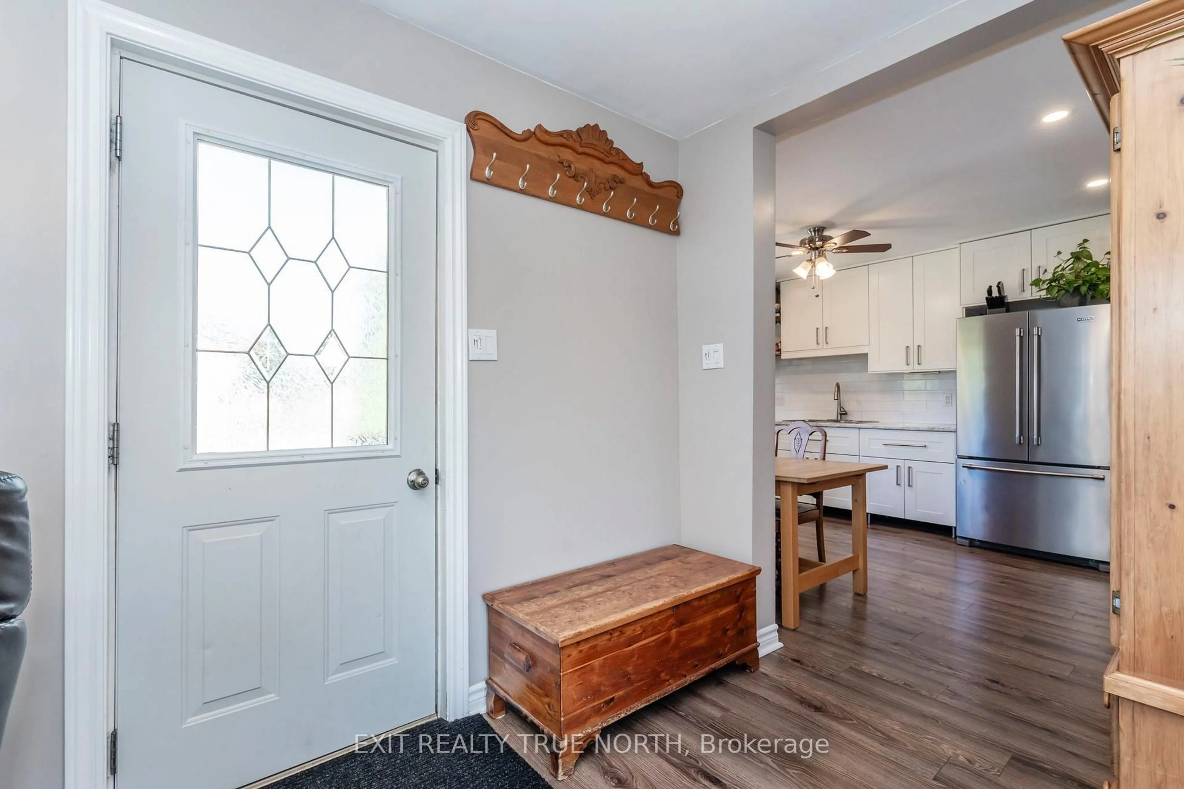 Indoor entryway for 8254 93 Highway, Tiny Ontario L0K 2E0