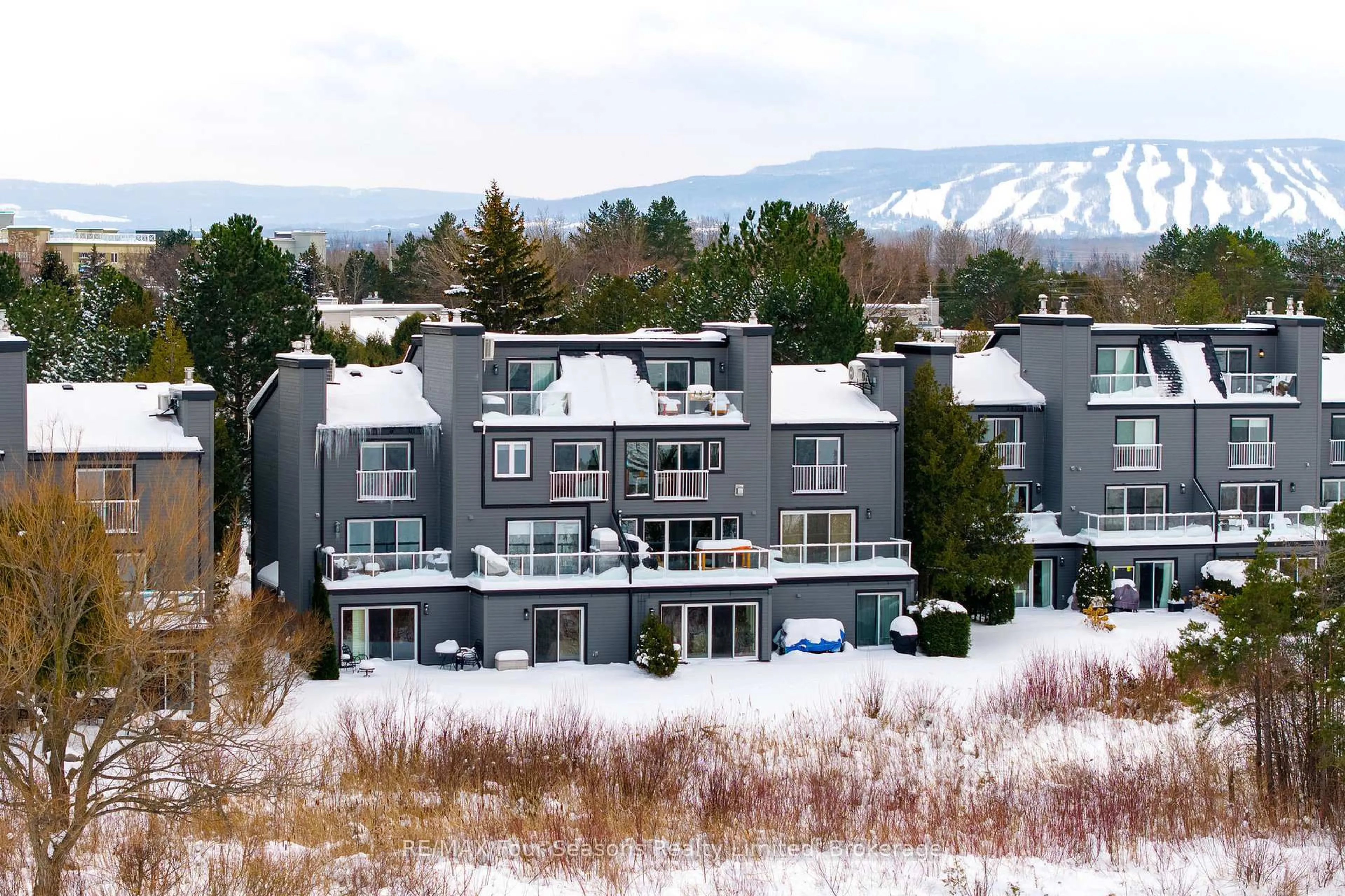 A pic from outside/outdoor area/front of a property/back of a property/a pic from drone, mountain view for 44 Trott Blvd #25, Collingwood Ontario L9Y 5B7