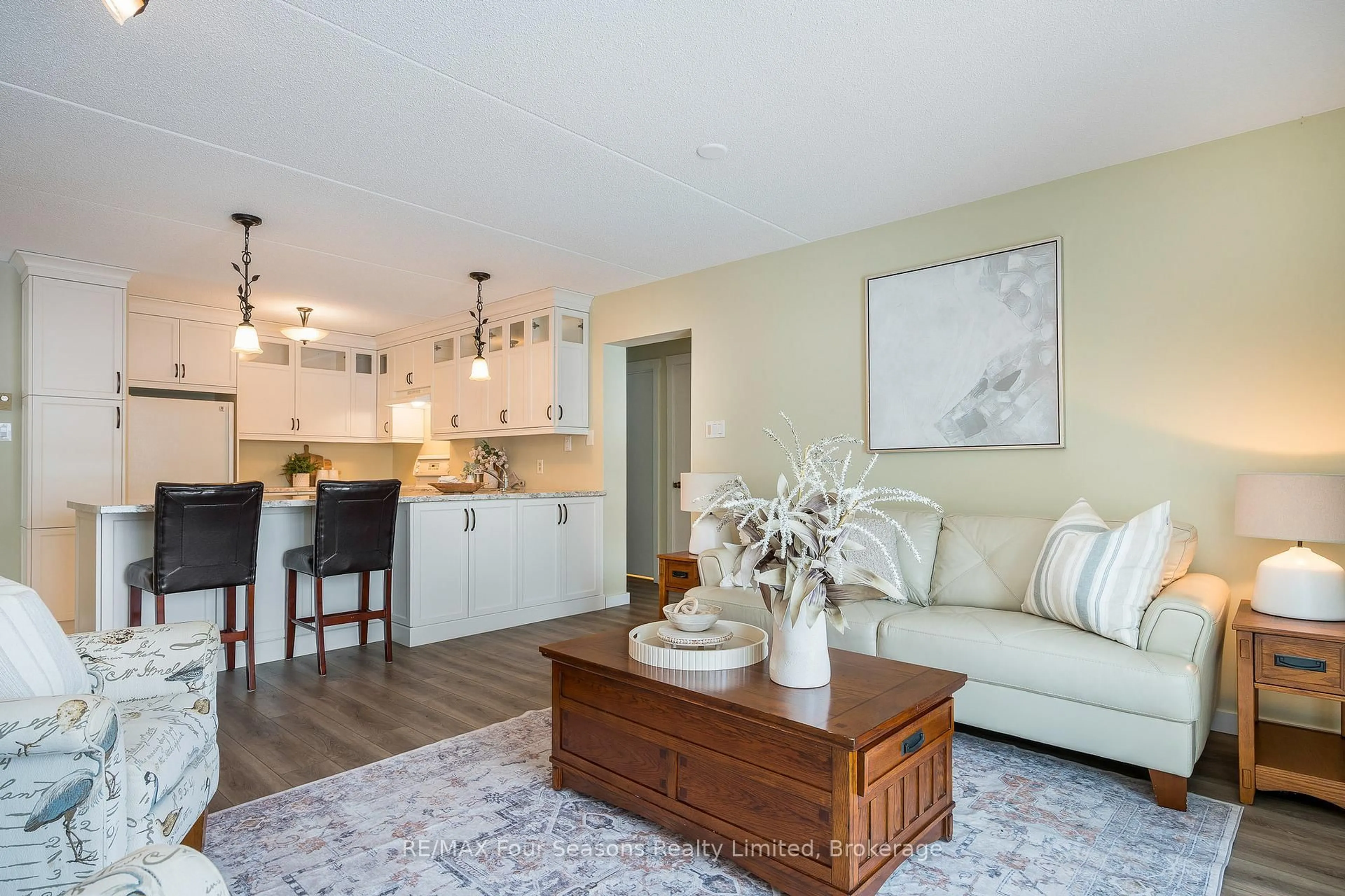 Living room with furniture, wood/laminate floor for 44 Trott Blvd #25, Collingwood Ontario L9Y 5B7