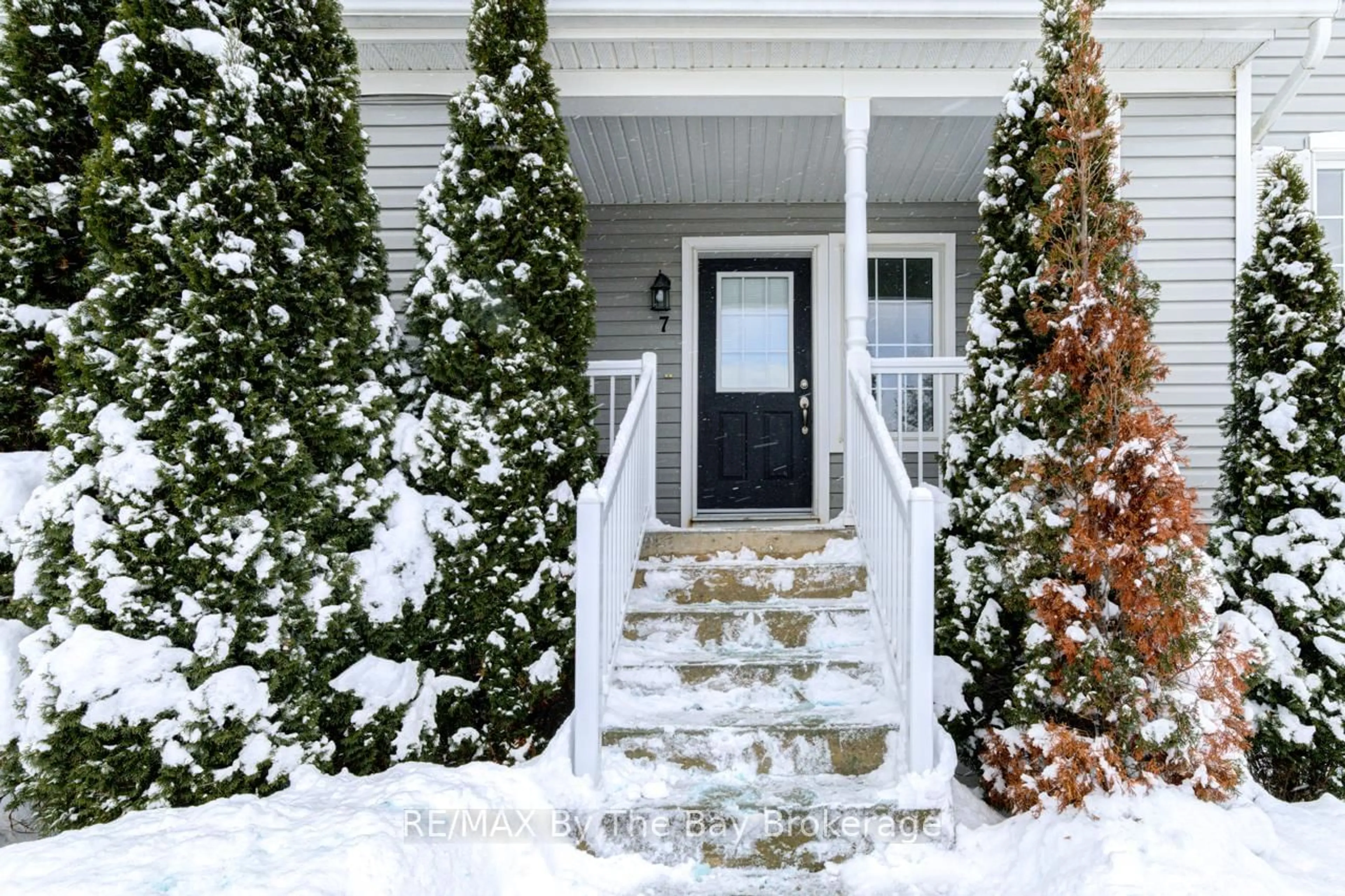 Indoor entryway for 7 Royalton Lane, Collingwood Ontario L9Y 5K4
